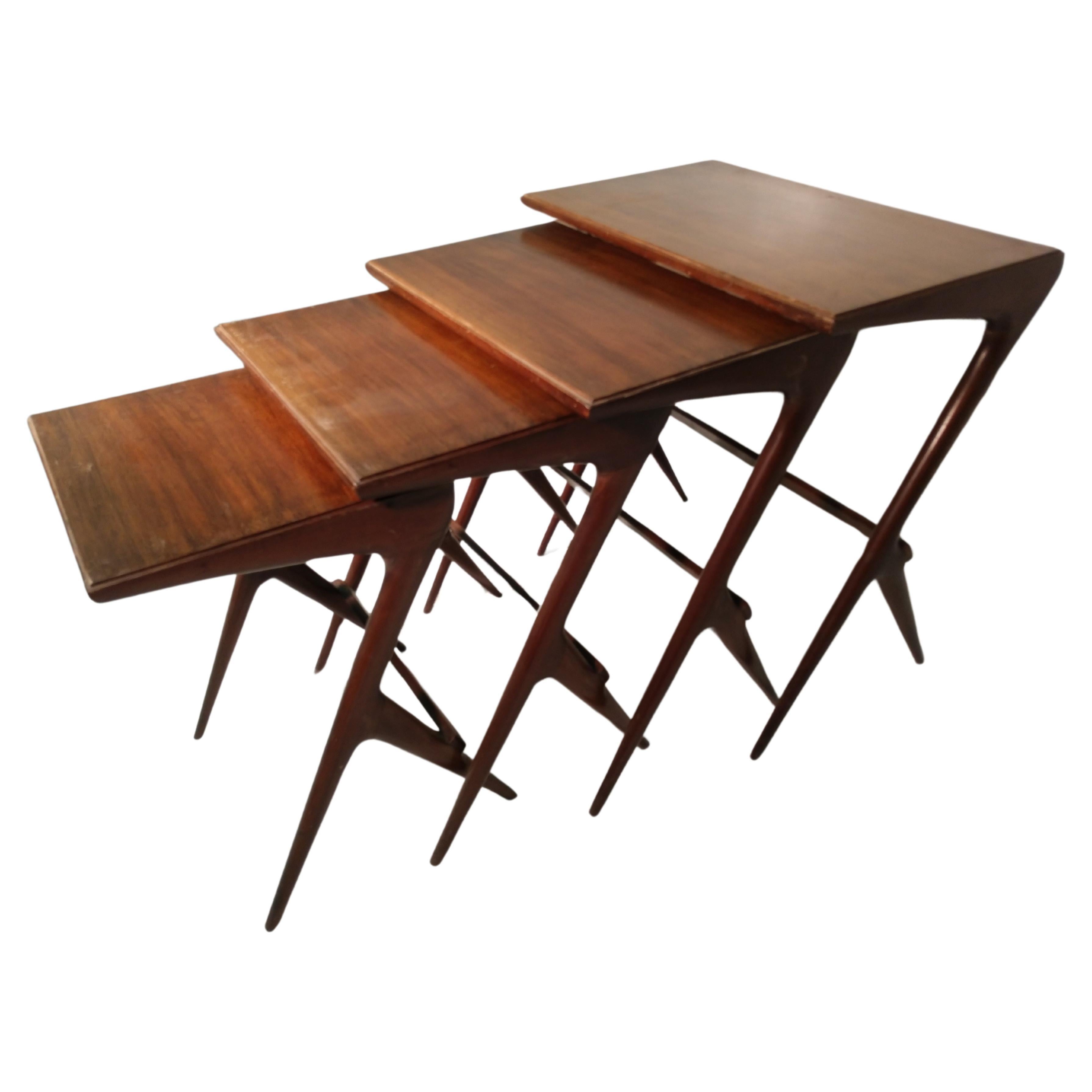 Mid-Century Modern Sculptural Set of 4 Walnut Nesting Tables by Ico Parisi For Sale