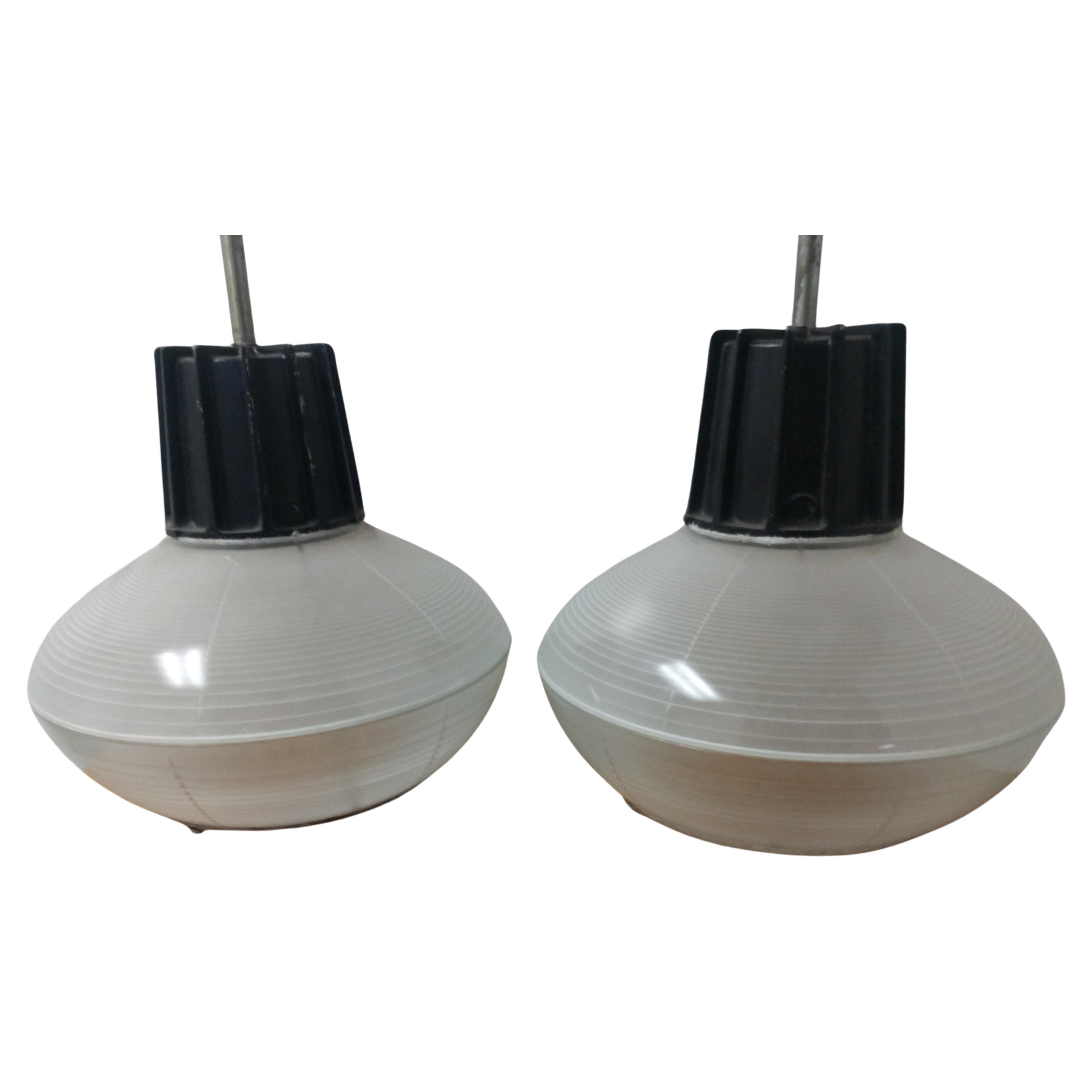 Paar moderne Holophan-Industrielampen aus der Mitte des Jahrhunderts (C1955)