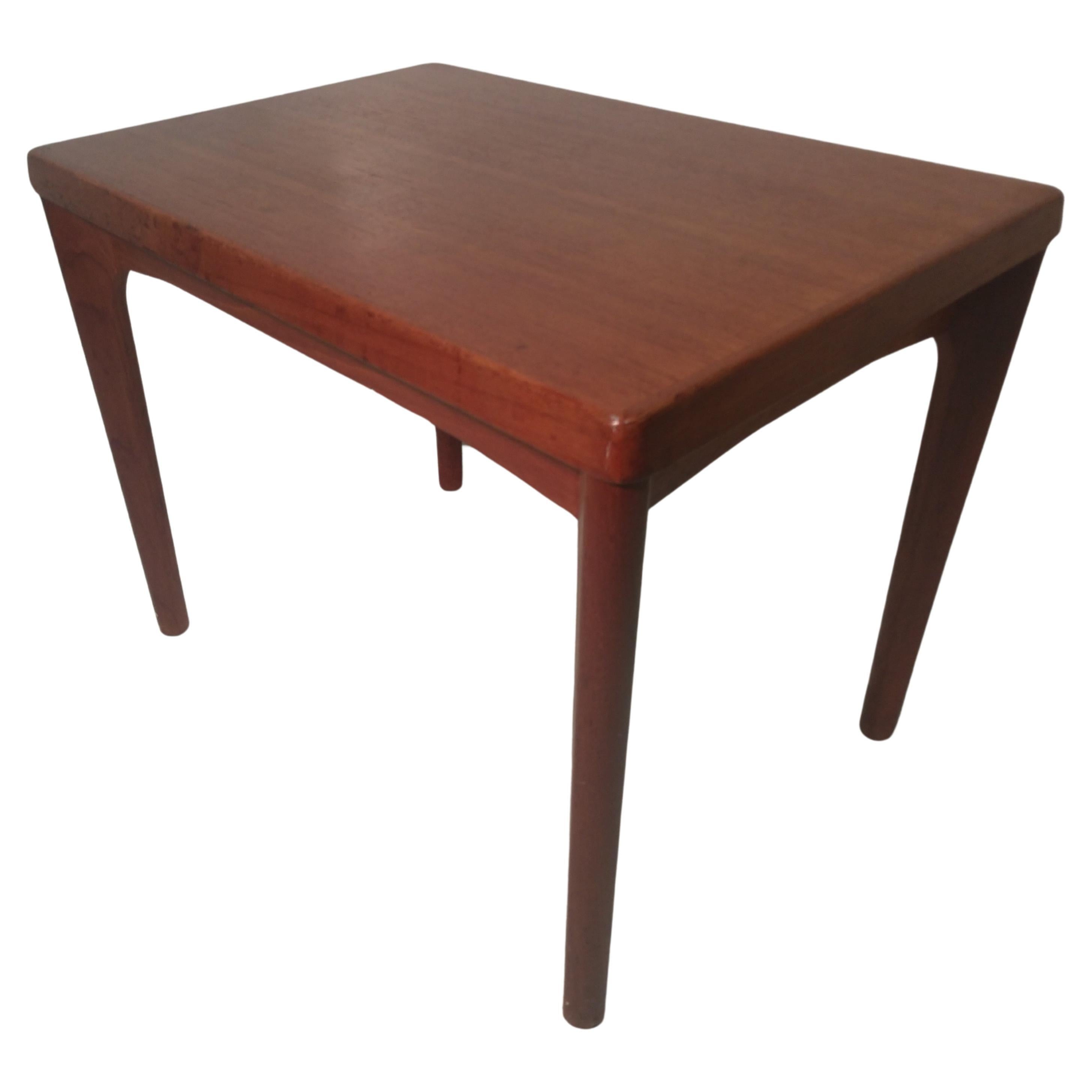 Mid-Century Modern Danish Teak Side or End Table For Sale