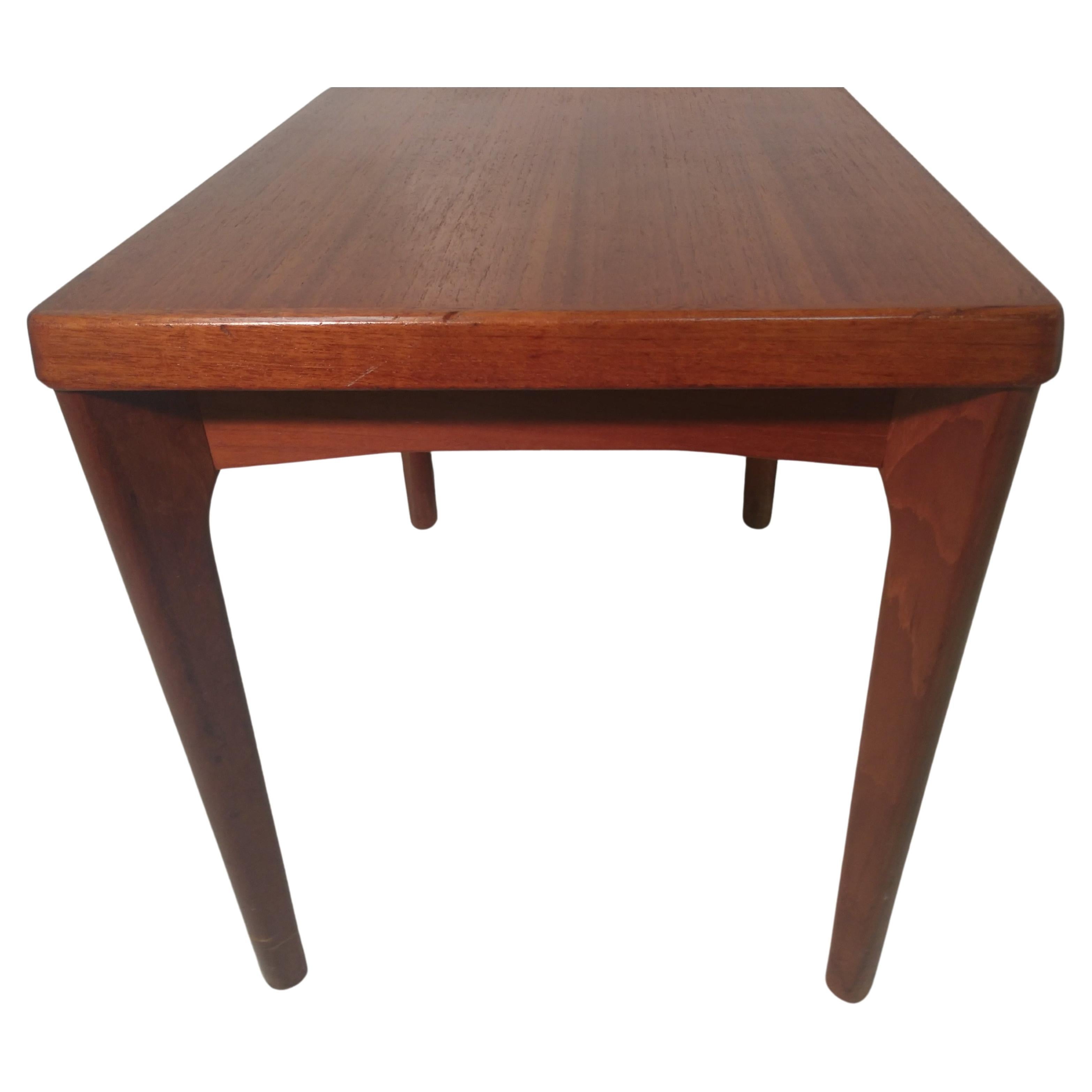 Scandinave moderne Table d'appoint ou de chevet danoise en teck The Modernity en vente