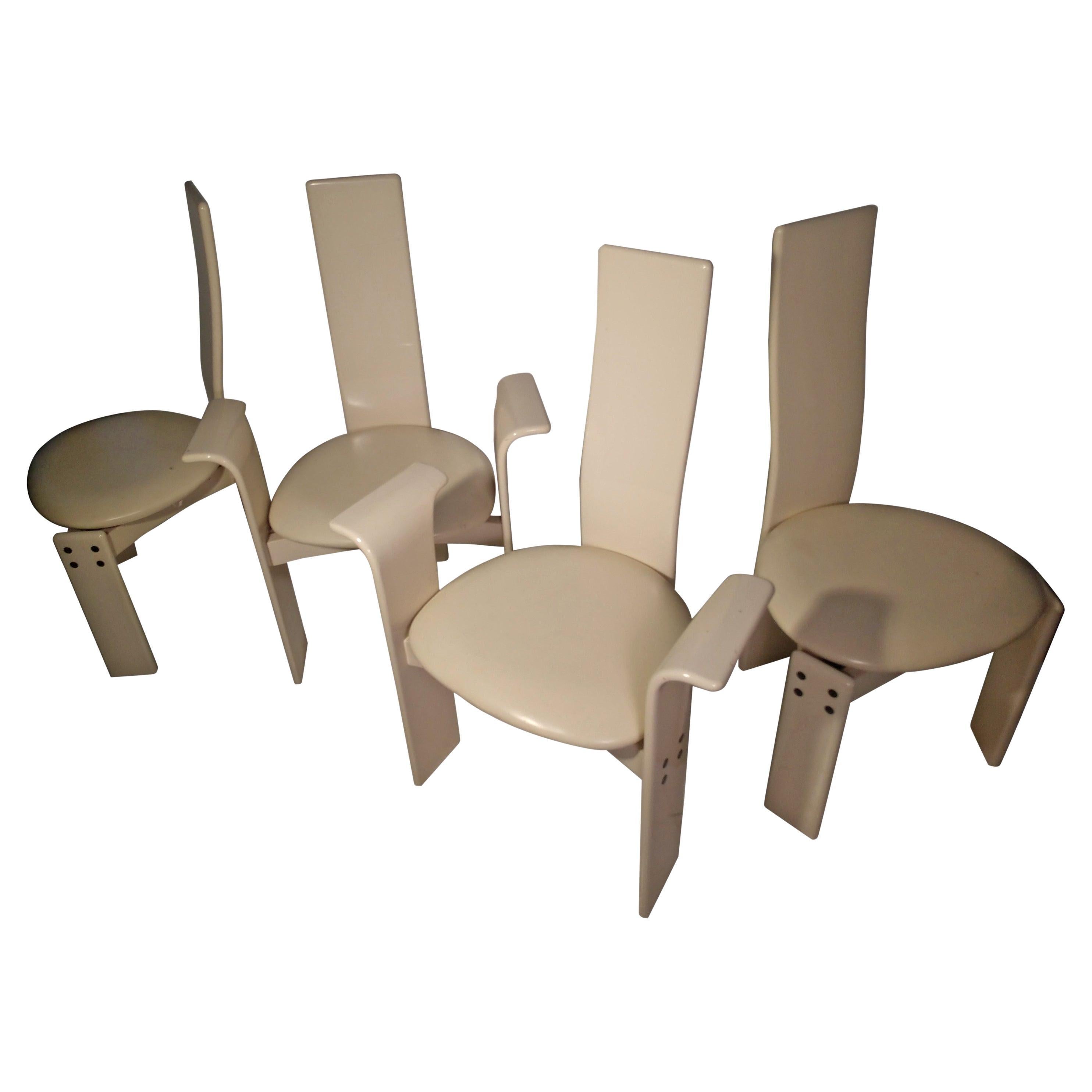 Postmodernes italienisches lackiertes Set aus vier Esszimmerstühlen
