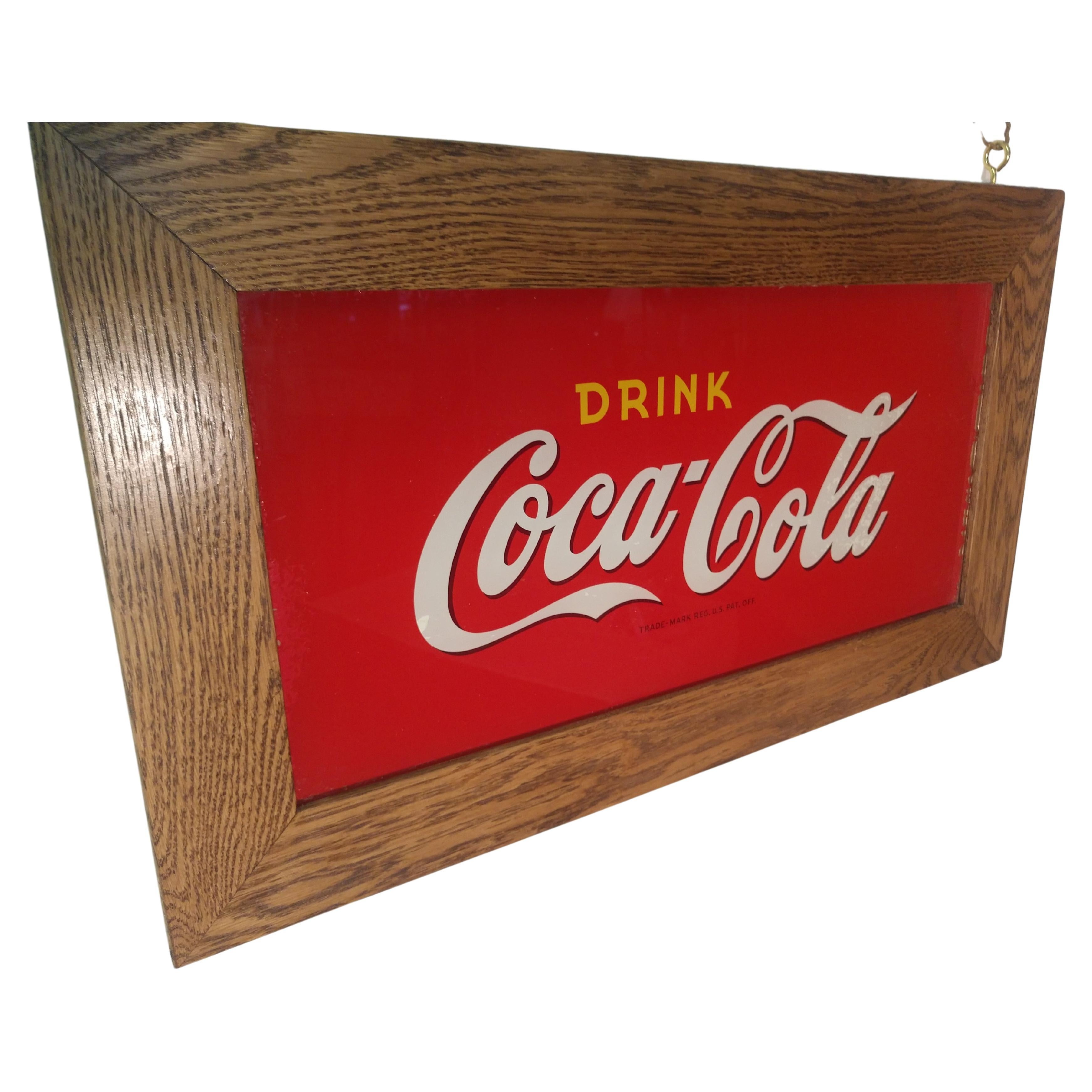 Fabuleuse enseigne de coca cola en verre 10 x 21, peinte à l'envers, datant des années vingt. En excellent état vintage avec un peu de fixation sur le coin supérieur droit. Fabriqué par les Price Bros. de Chicago pour la société d'embouteillage Coca