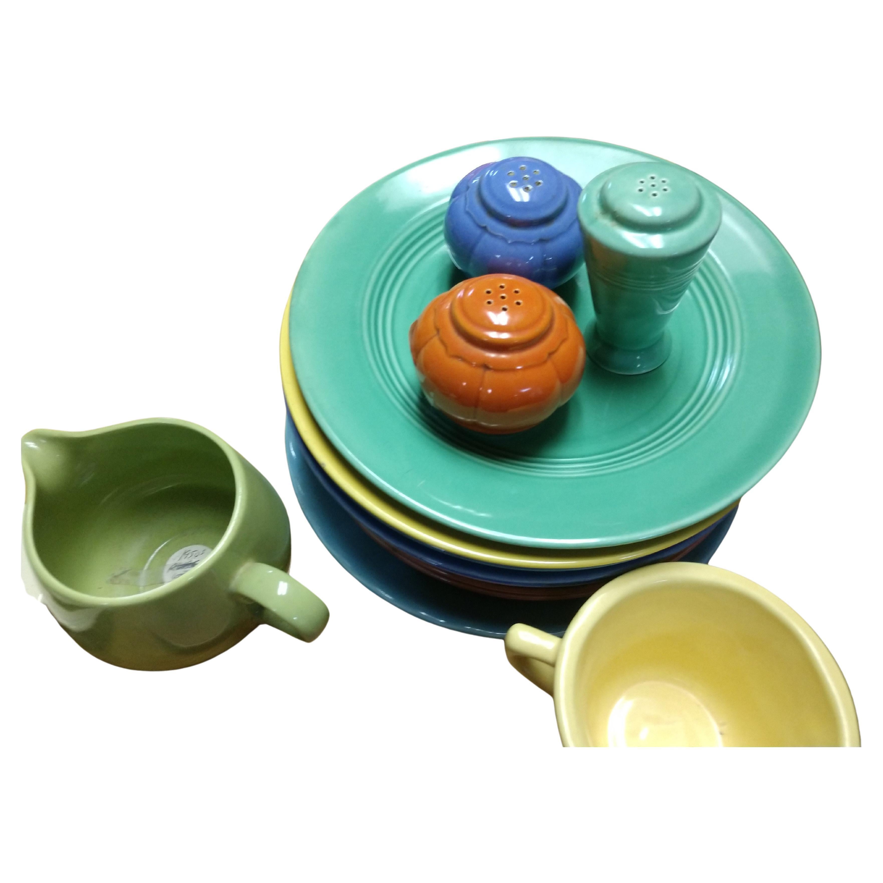 Très grand et incroyablement coloré ensemble de Fiestaware, Harlequin et Riviera. L'ensemble comprend, d'abord la Fiesta, 8 assiettes à déjeuner 9.5in. Jaune, cobalt, 1 ivoire. 6 assiettes à dîner 10.25 4 jaunes, 1 verte, 1 cobalt. 4 assiettes à