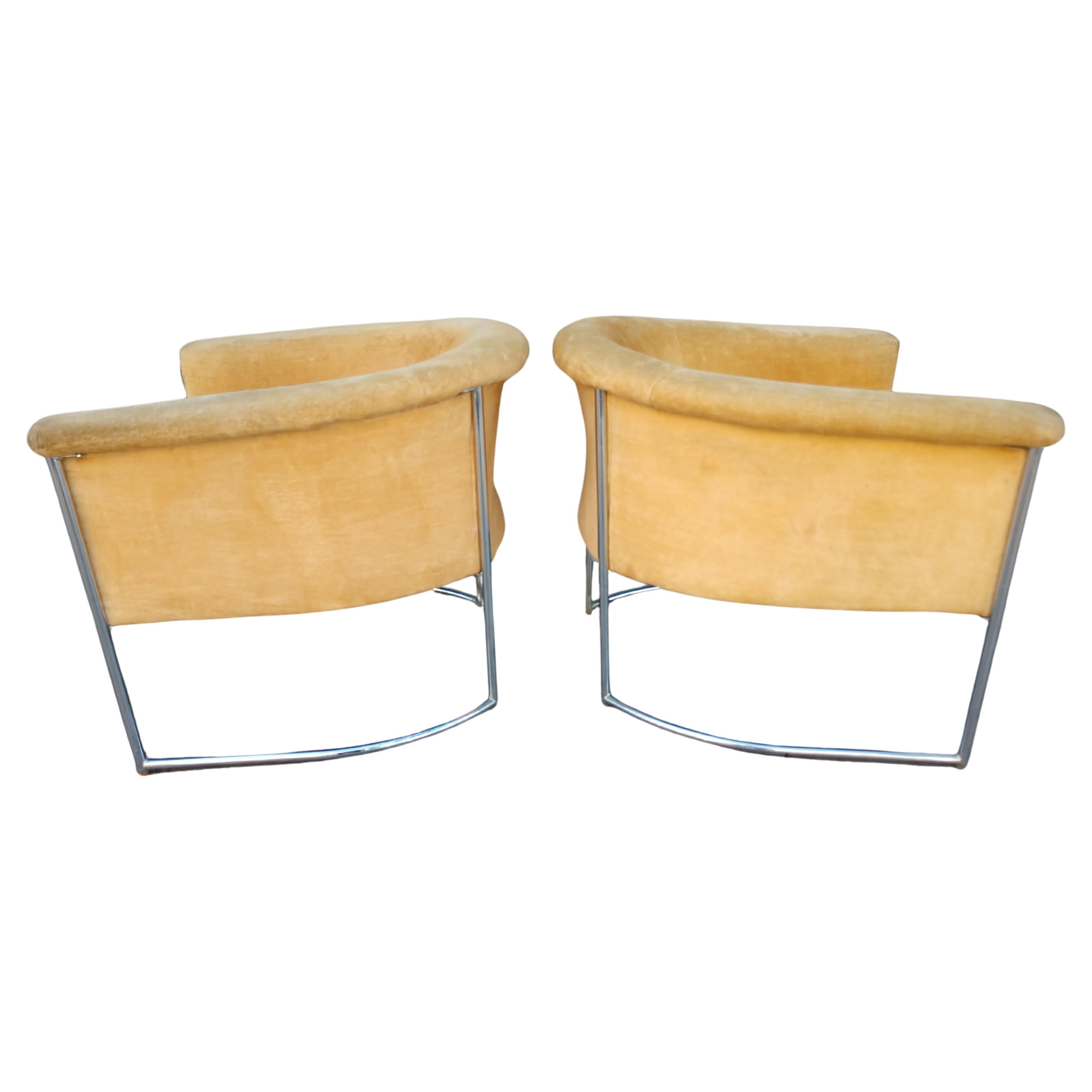 Pair of Mid-Century Modern Barrel Back Lounge Chairs For Sale 1