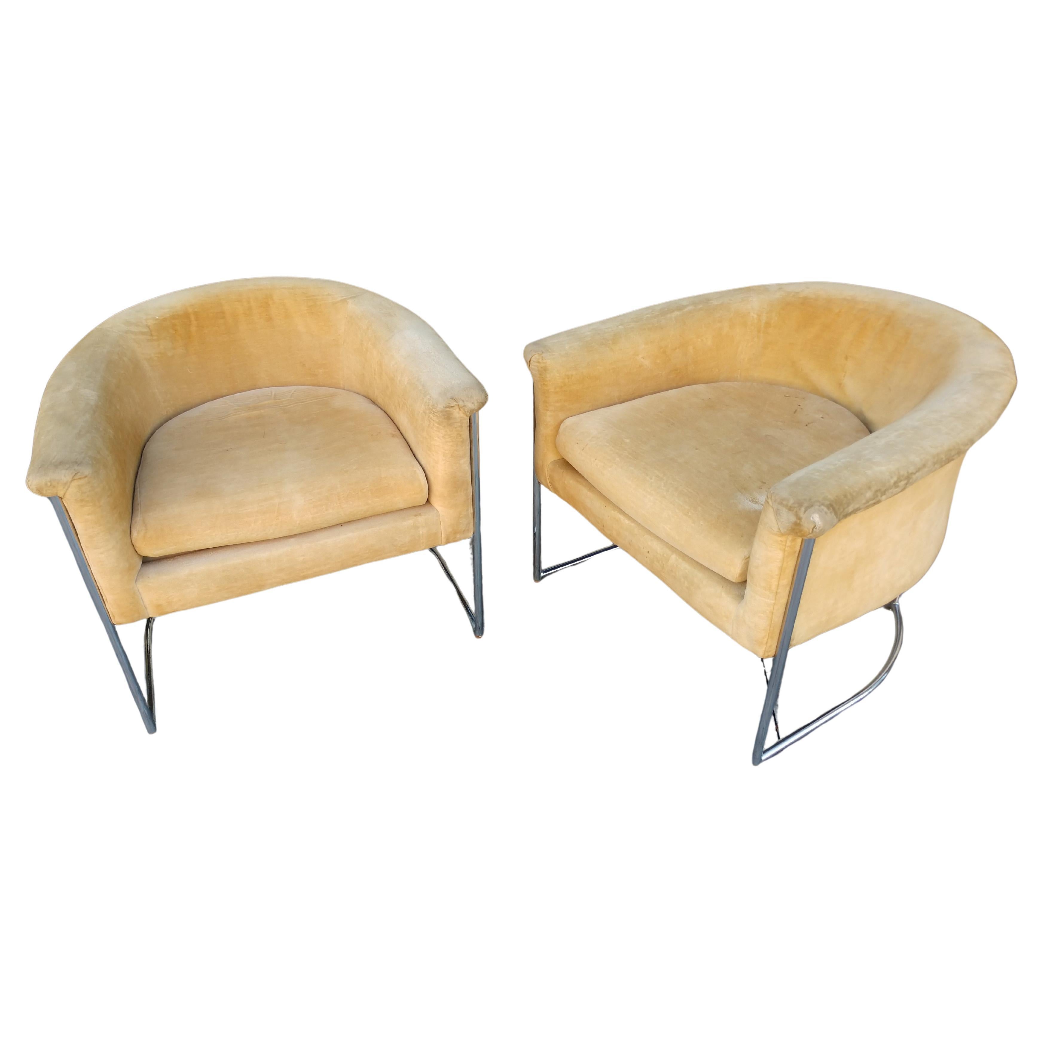 American Pair of Mid-Century Modern Barrel Back Lounge Chairs For Sale