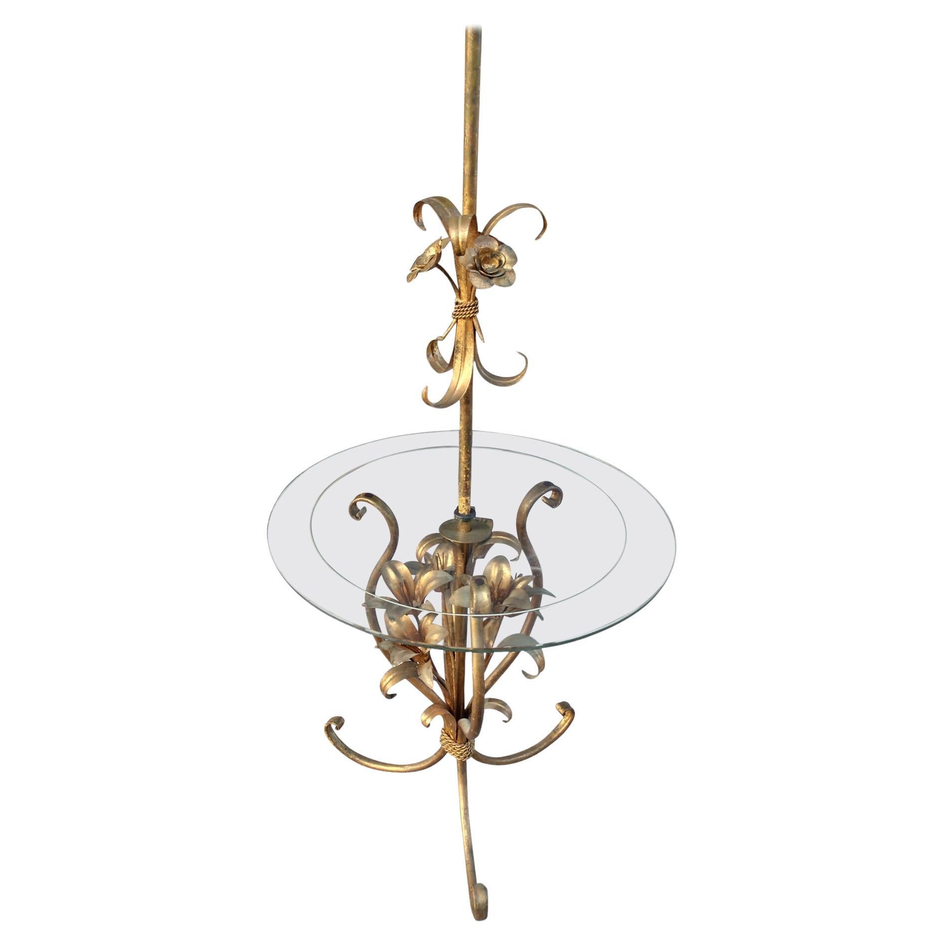 Mid-Century Hollywood Regency-Stehlampe aus vergoldetem Zinn Ware mit Tisch im Angebot