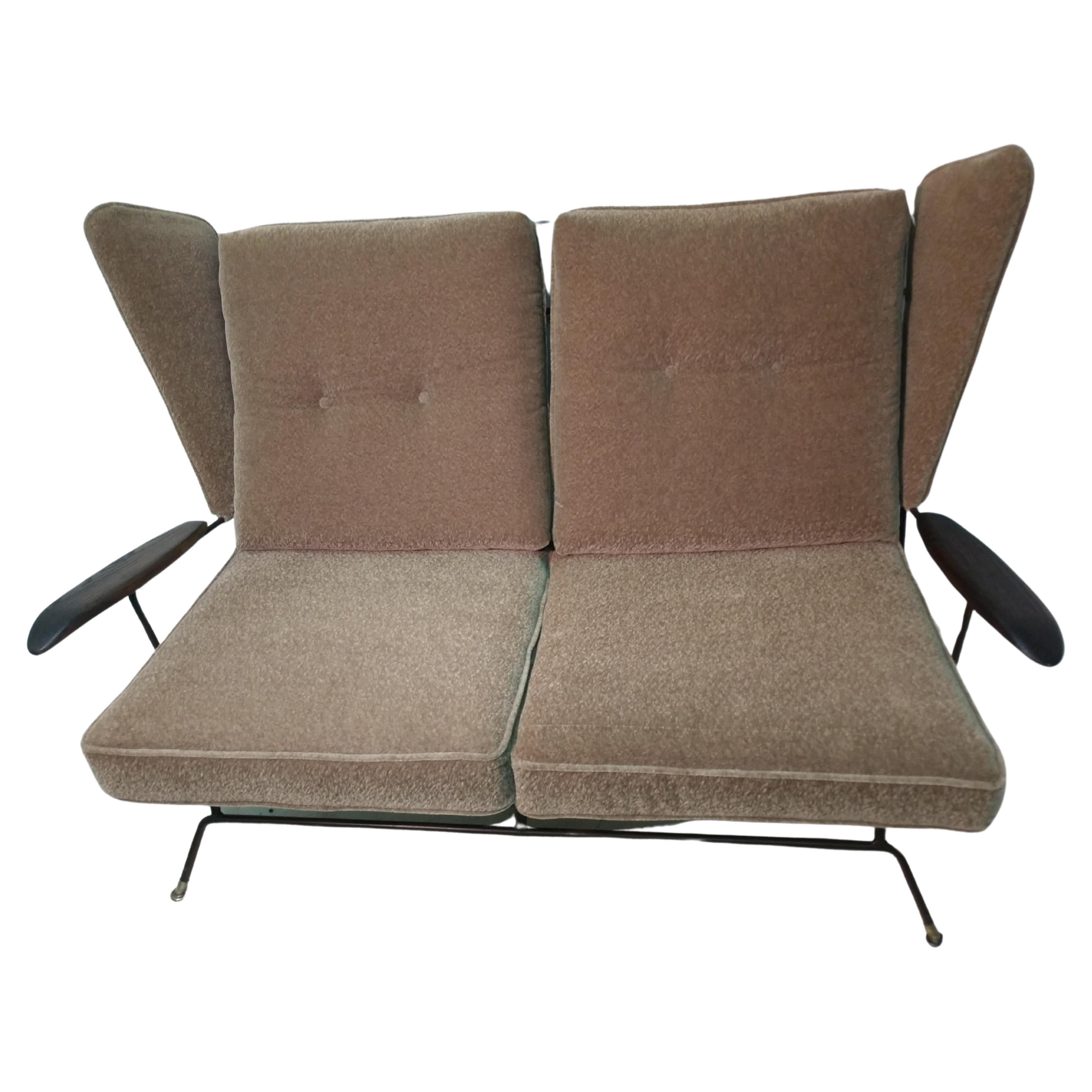 Fabelhaftes Styling aus den 1950er Jahren, ein Paar Wingback Settees mit Mohair-Polsterung. Schöne Eisenrahmen mit Eichenarmlehnen bilden die perfekte Sitzgelegenheit. Und es gibt ein Paar!! die 2. Couch ist im Moment draußen und bekommt eine neue