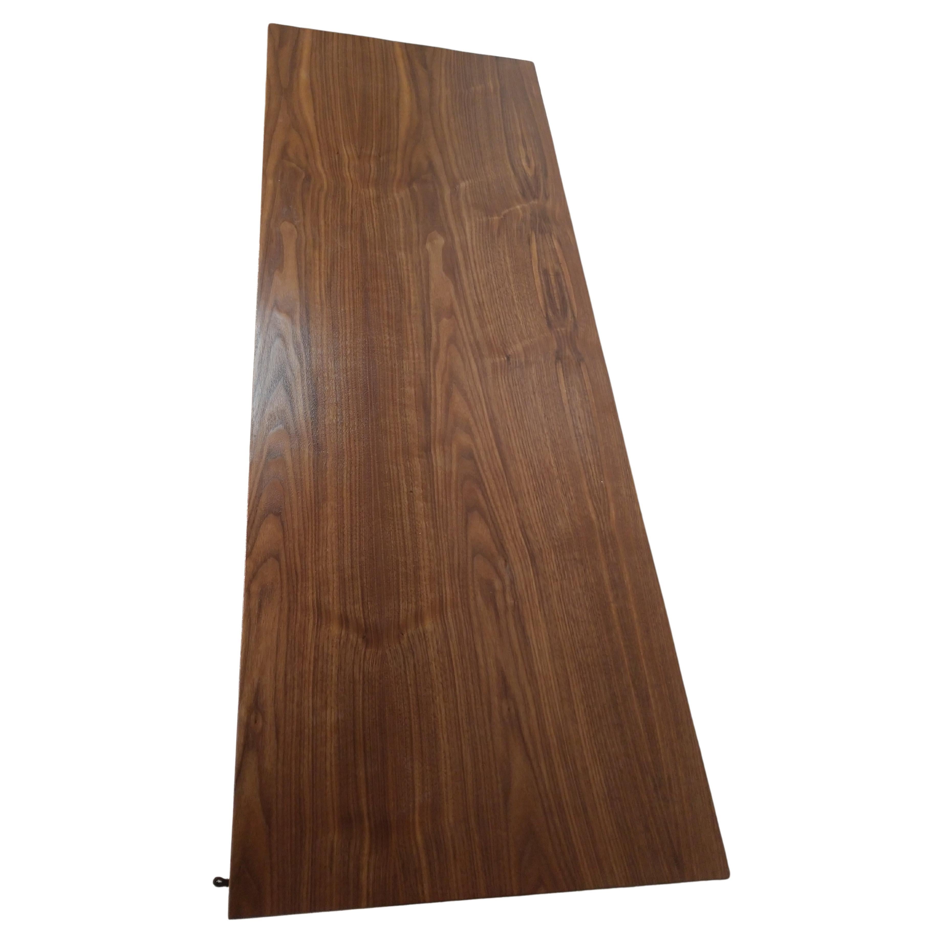 Credenza moderna de mediados de siglo Early Knoll de 2 puertas en nogal Estadounidense en venta