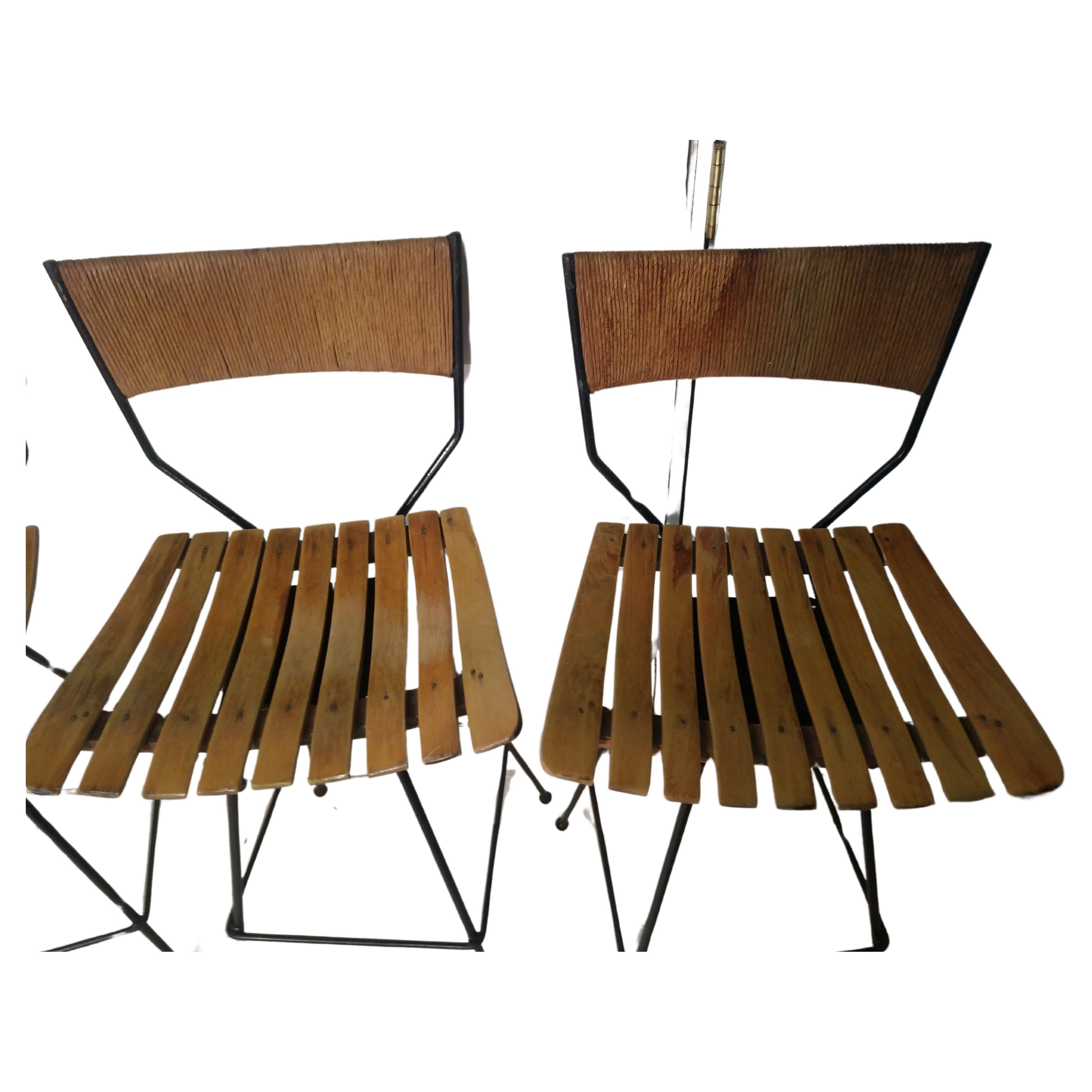 Mid-Century Modern Paire de tabourets de bar modernes du milieu du siècle en fer avec érable et raphia Arthur Umanoff en vente