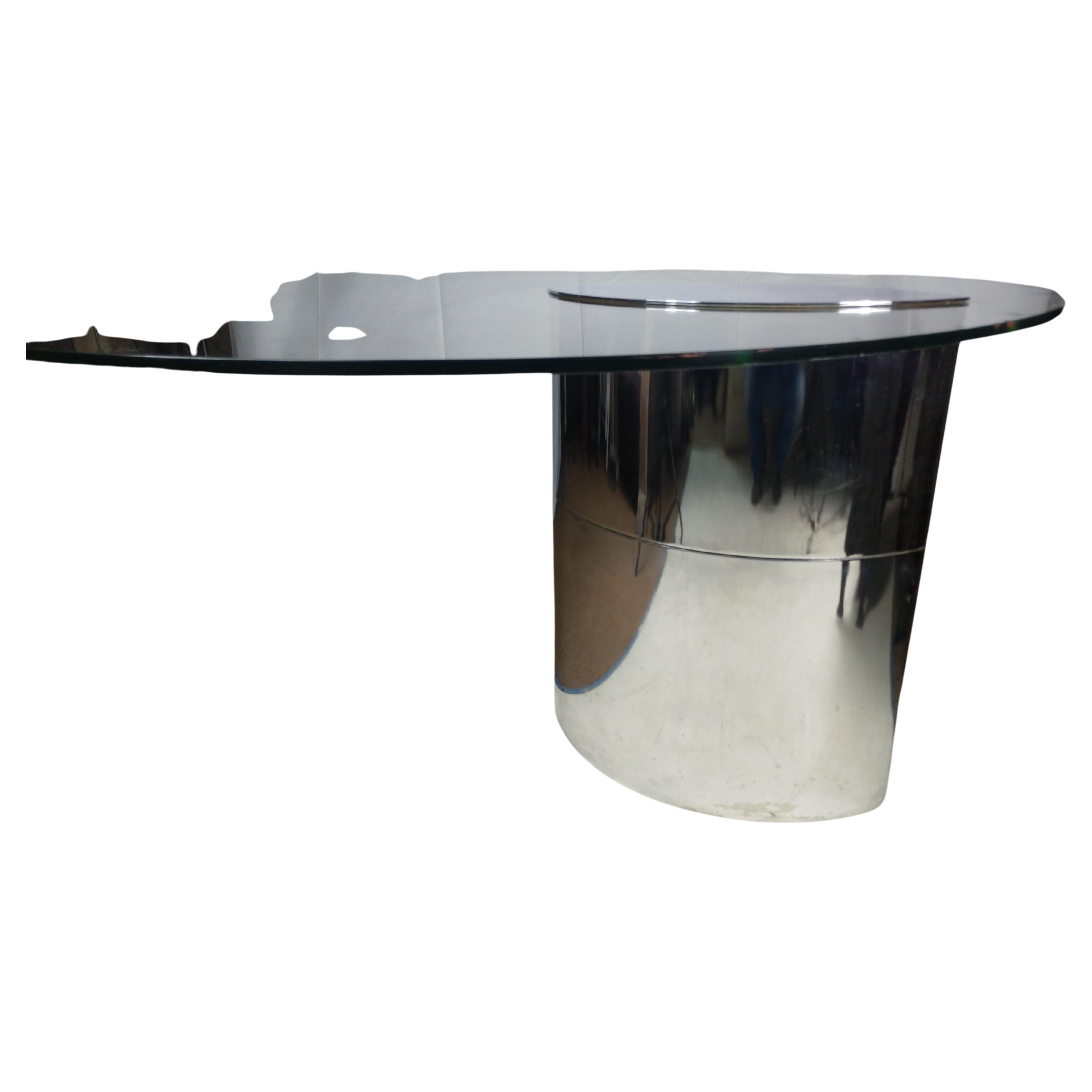 Fabuleuse table ronde en verre de 59 pouces de diamètre qui repose en porte-à-faux sur une base en acier inoxydable. Verrouillée à l'intérieur et dotée de 5 poids robustes pour contrebalancer la table. L'acier inoxydable est en 2 sections, une