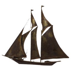 Großer brutalistischer Mid-Century-Modern-Schiff aus Messing im Stil von Curtis Jere