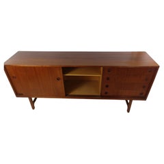 Credenza in teak danese moderna del metà secolo con 3 ante scorrevoli e interni attrezzati