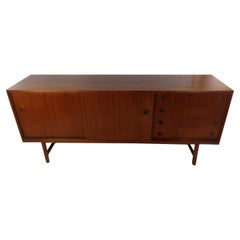 Dänische moderne Teakholz-Anrichte aus der Mitte des Jahrhunderts