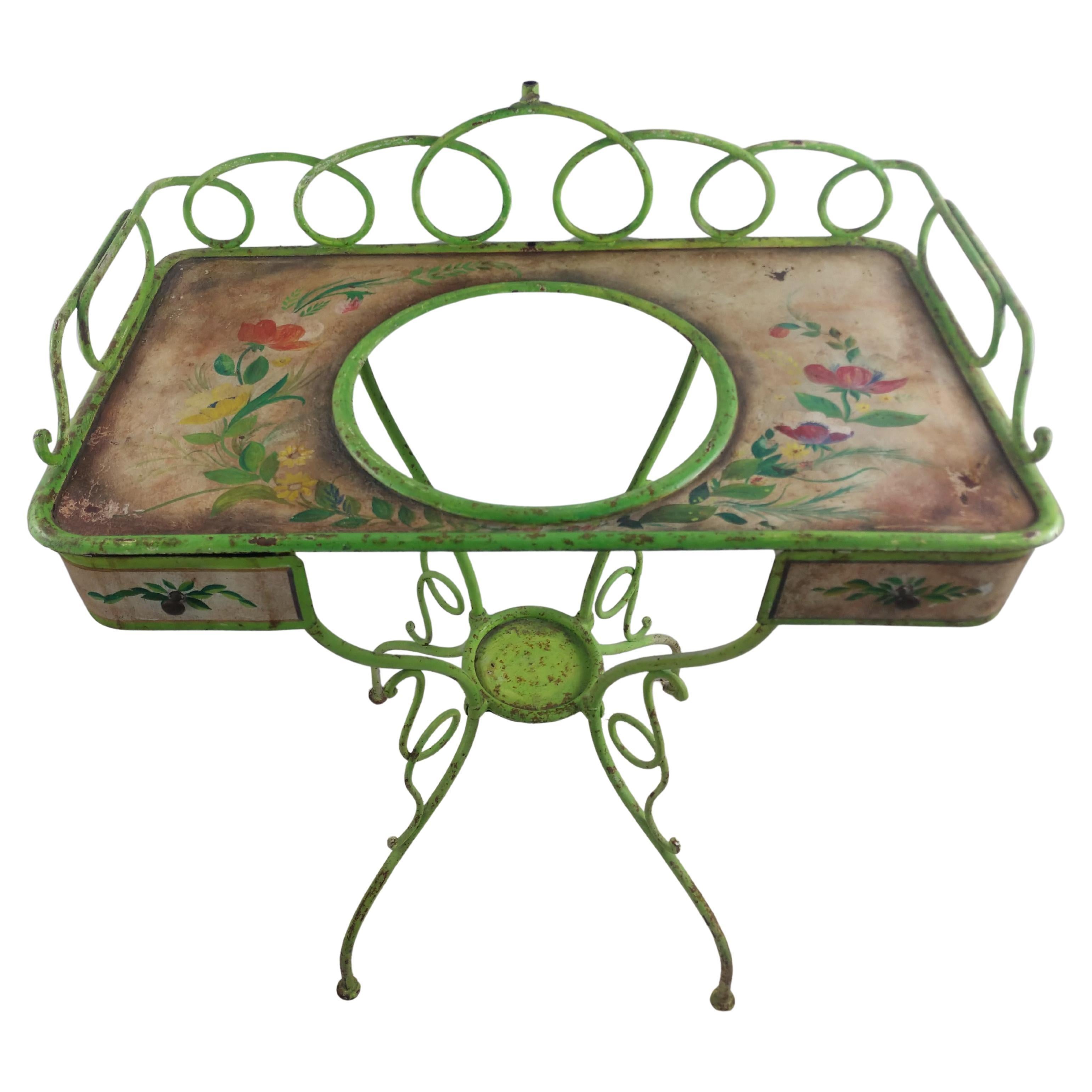 Fabuleux meuble de toilette en fer forgé peint à la main et vasque en faïence française. Des années d'usure pour cette beauté, avec un vert spectaculaire.