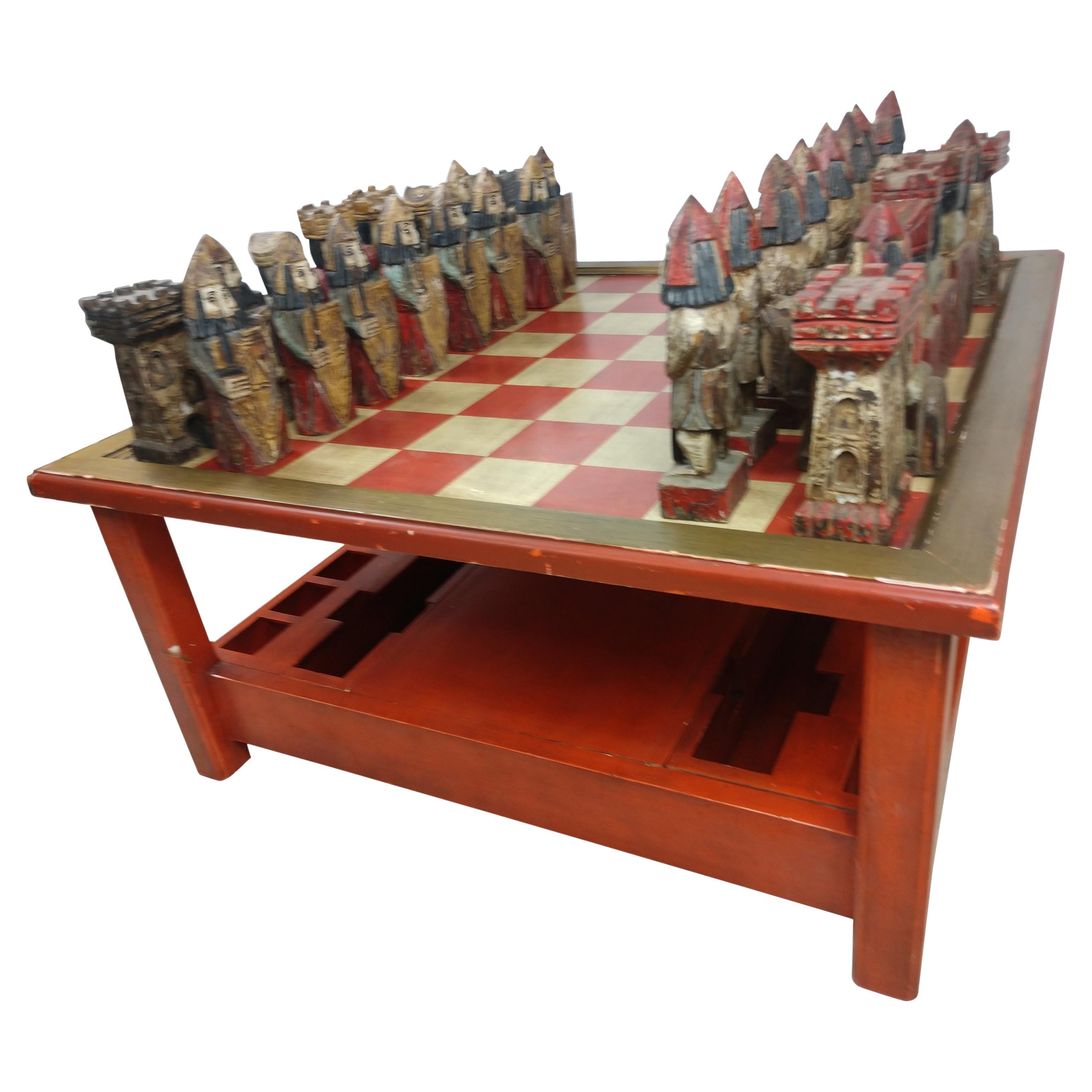 Schach-Cocktailtisch mit handgeschnitzten polychromen Figuren, Mid-Century Modern, 1965 im Angebot