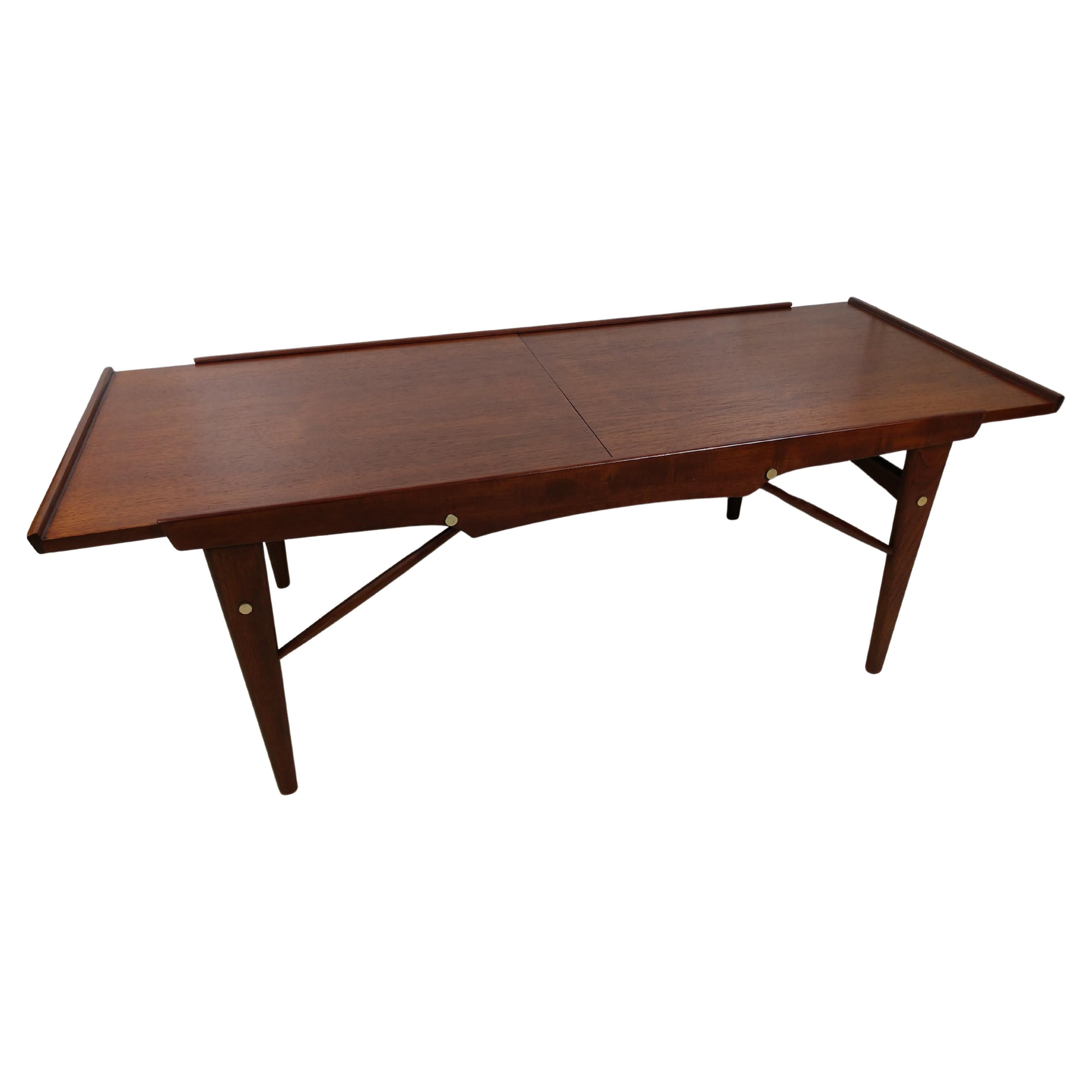 Mid-Century Modern Expanding Walnut Cocktail Table from the Netherlands In Good Condition For Sale In Port Jervis, NY