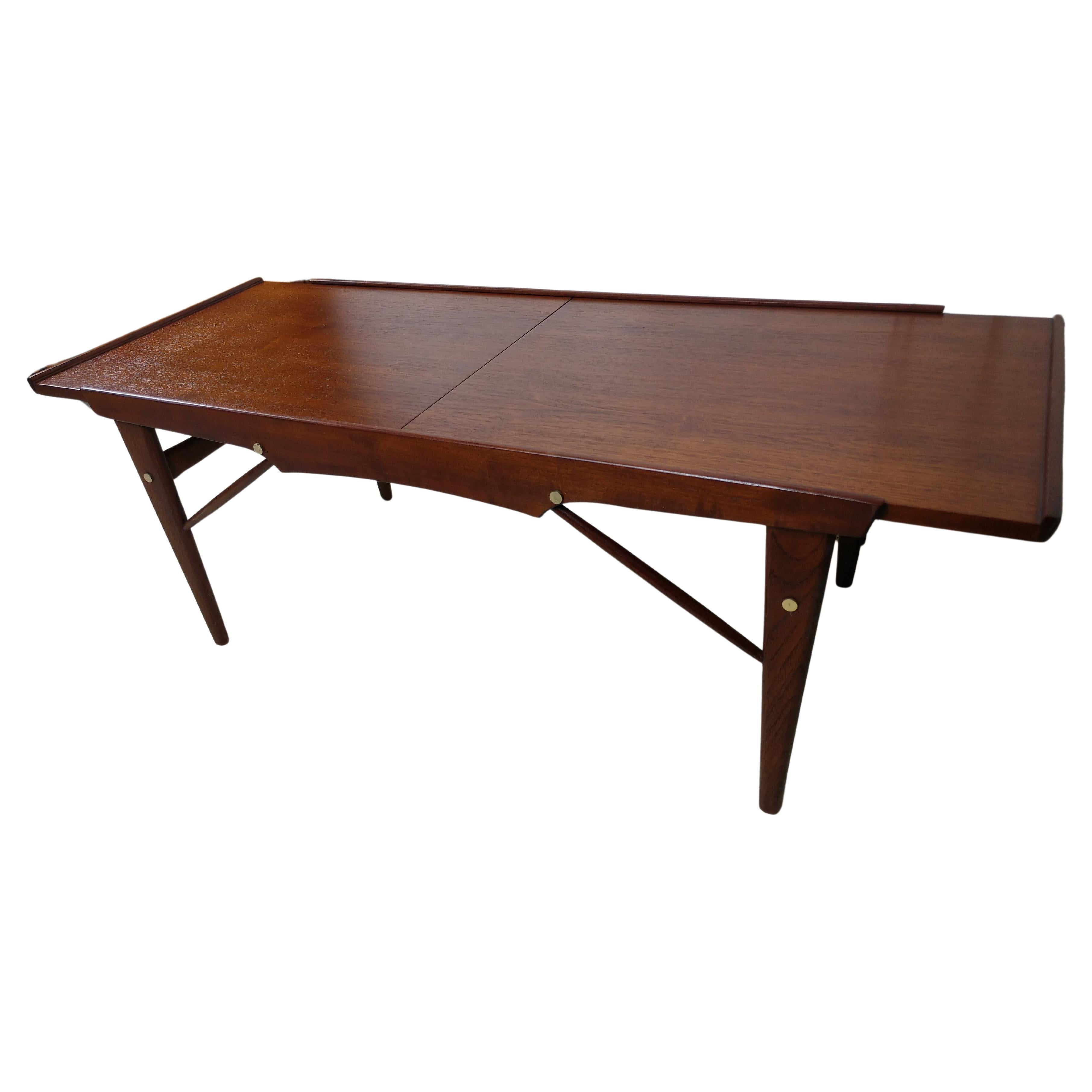 Lacquered Mid-Century Modern Expanding Walnut Cocktail Table from the Netherlands For Sale