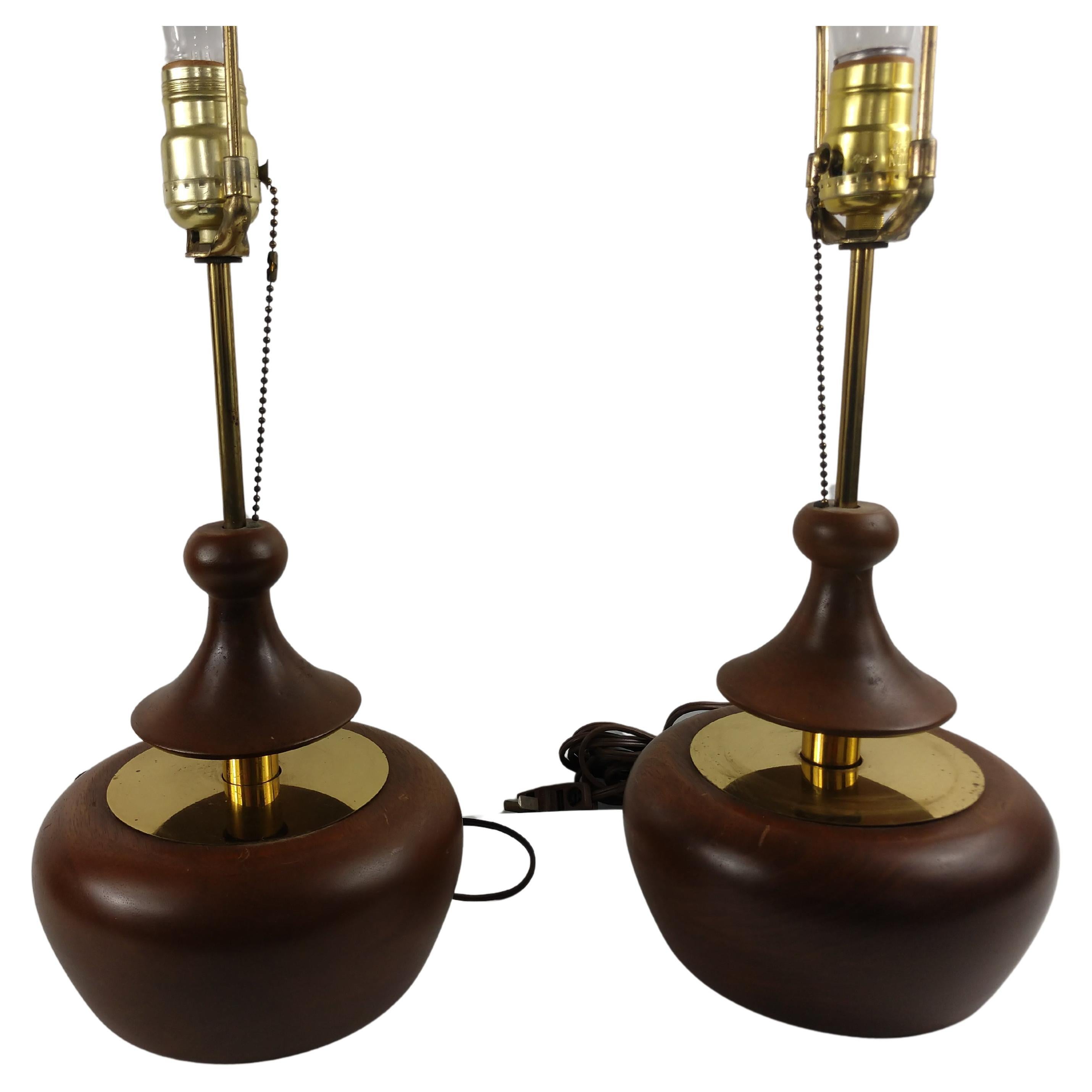 Ein Paar skulpturale dänische Mid-Century-Modern-Tischlampen von Tony Paul im Angebot