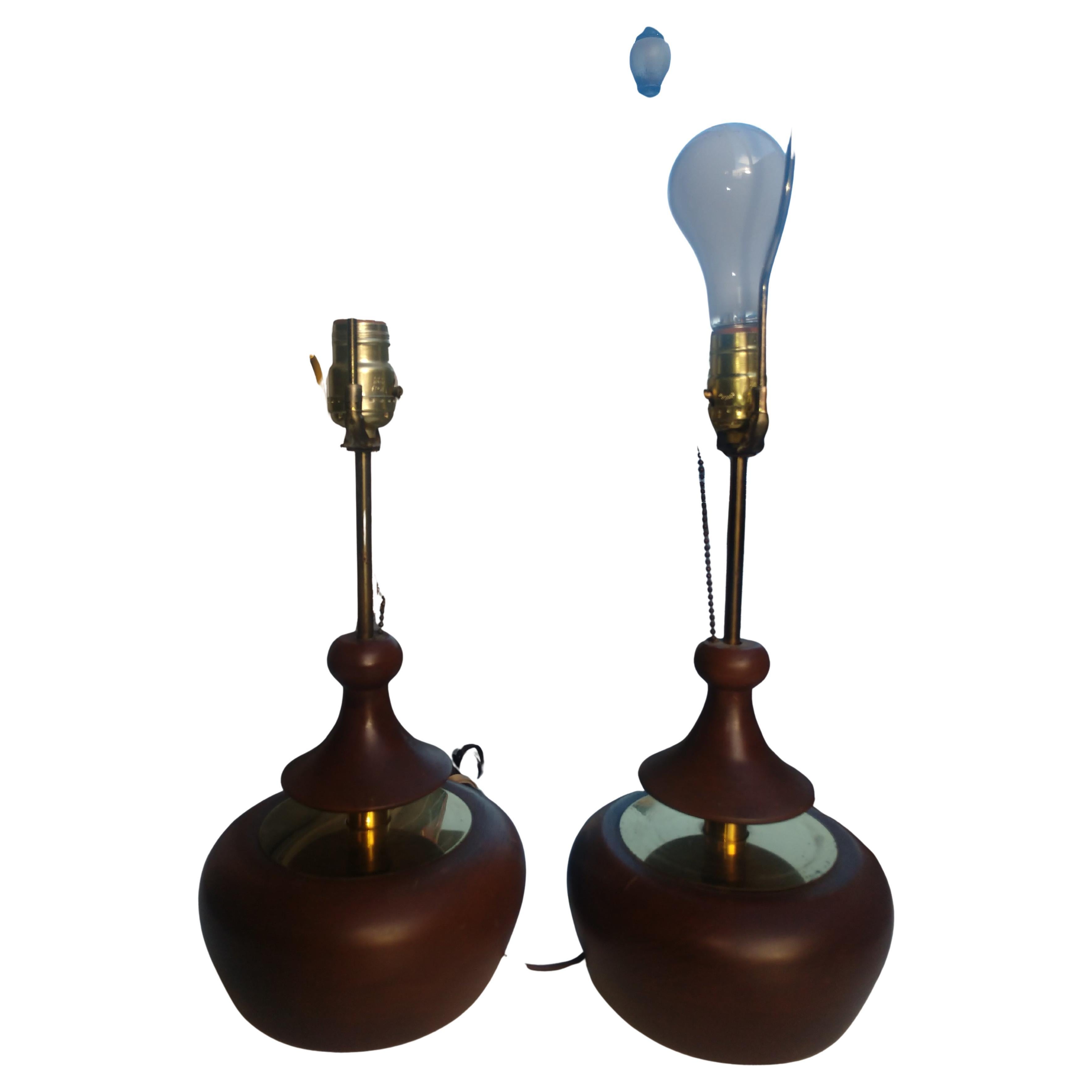 Fabelhaftes Paar Tischlampen aus Nussbaum mit Messing-Akzenten. Die Lampen funktionieren, indem man das mittlere Holzstück, das über eine Kette mit der Fassung verbunden ist, nach unten zieht und so die Lampe an- und ausschaltet. Die Verkabelung ist