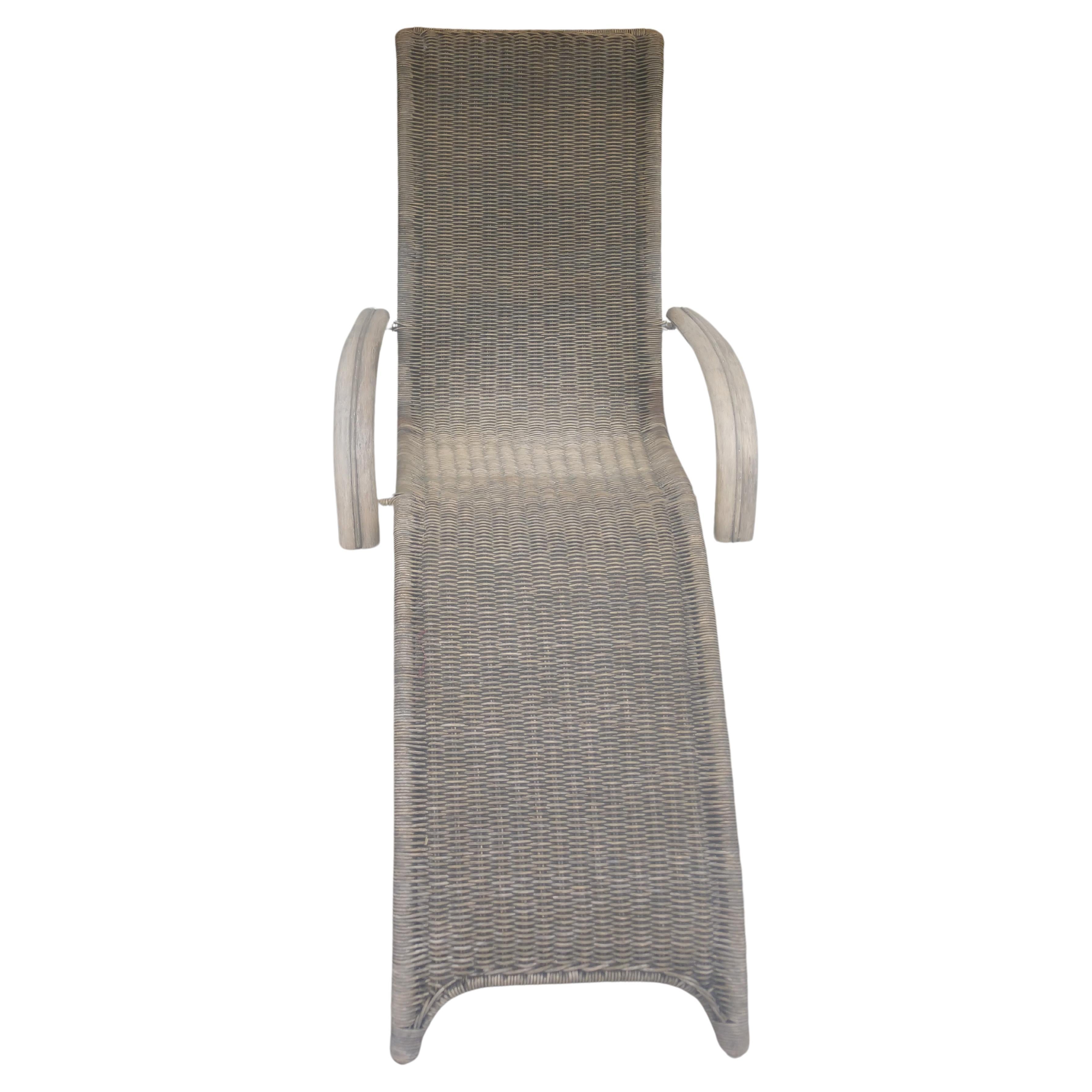 Fabelhafter skulpturaler Chaiselongue-Sessel aus Rattan, der Franco Albini zugeschrieben wird. Rattan ist dicht über einen vermessingten Stahlrahmen geflochten. Sehr starker und steifer Rahmen. In ausgezeichnetem Vintage-Zustand mit minimalen