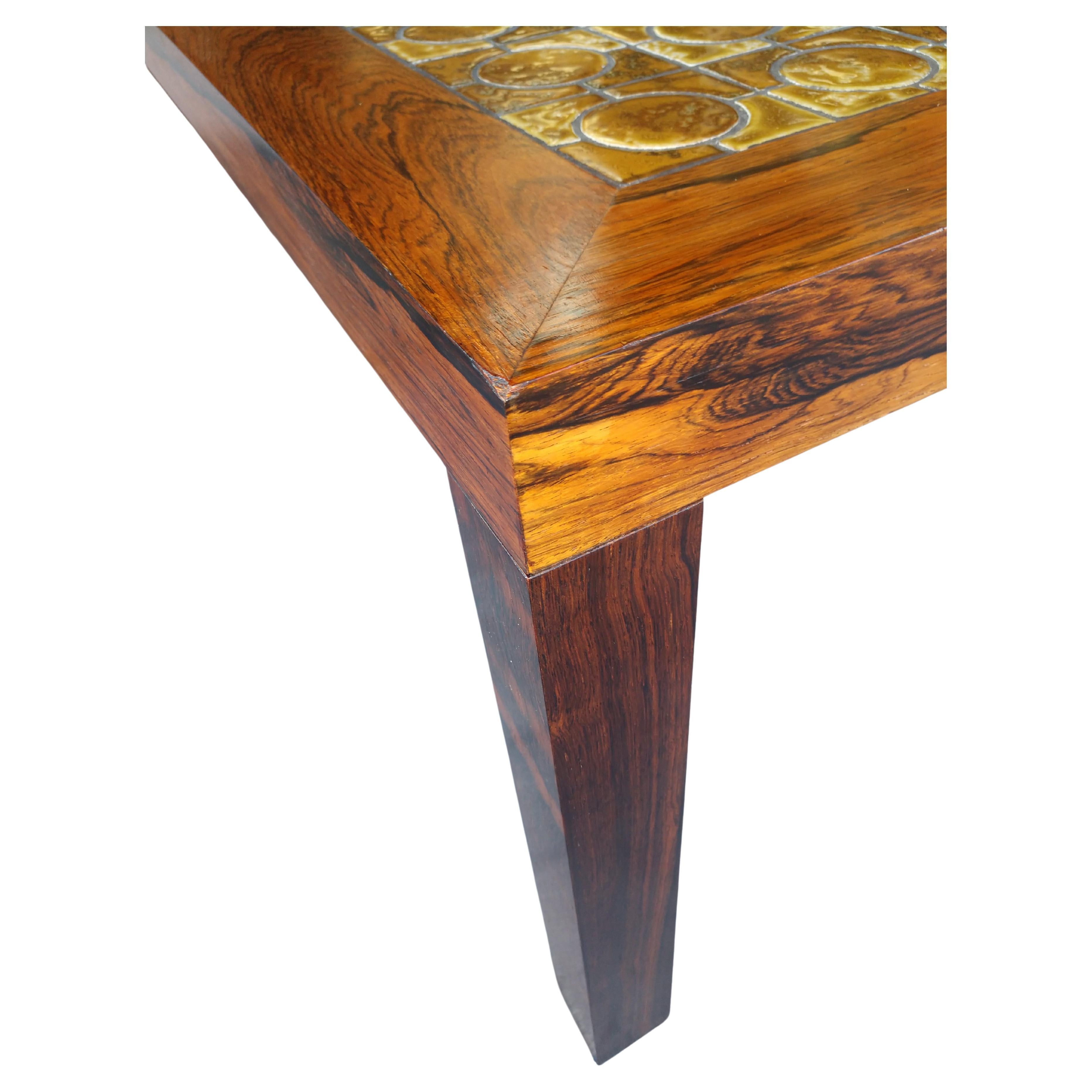 Schlichte und elegante Tische aus Palisanderholz mit Kacheln. Ein abgestimmtes Paar mit schönen erdfarbenen goldenen Fliesen. Rosenholz besticht durch die Maserung des Holzes. In ausgezeichnetem Vintage-Zustand mit minimalen Gebrauchsspuren. Preis