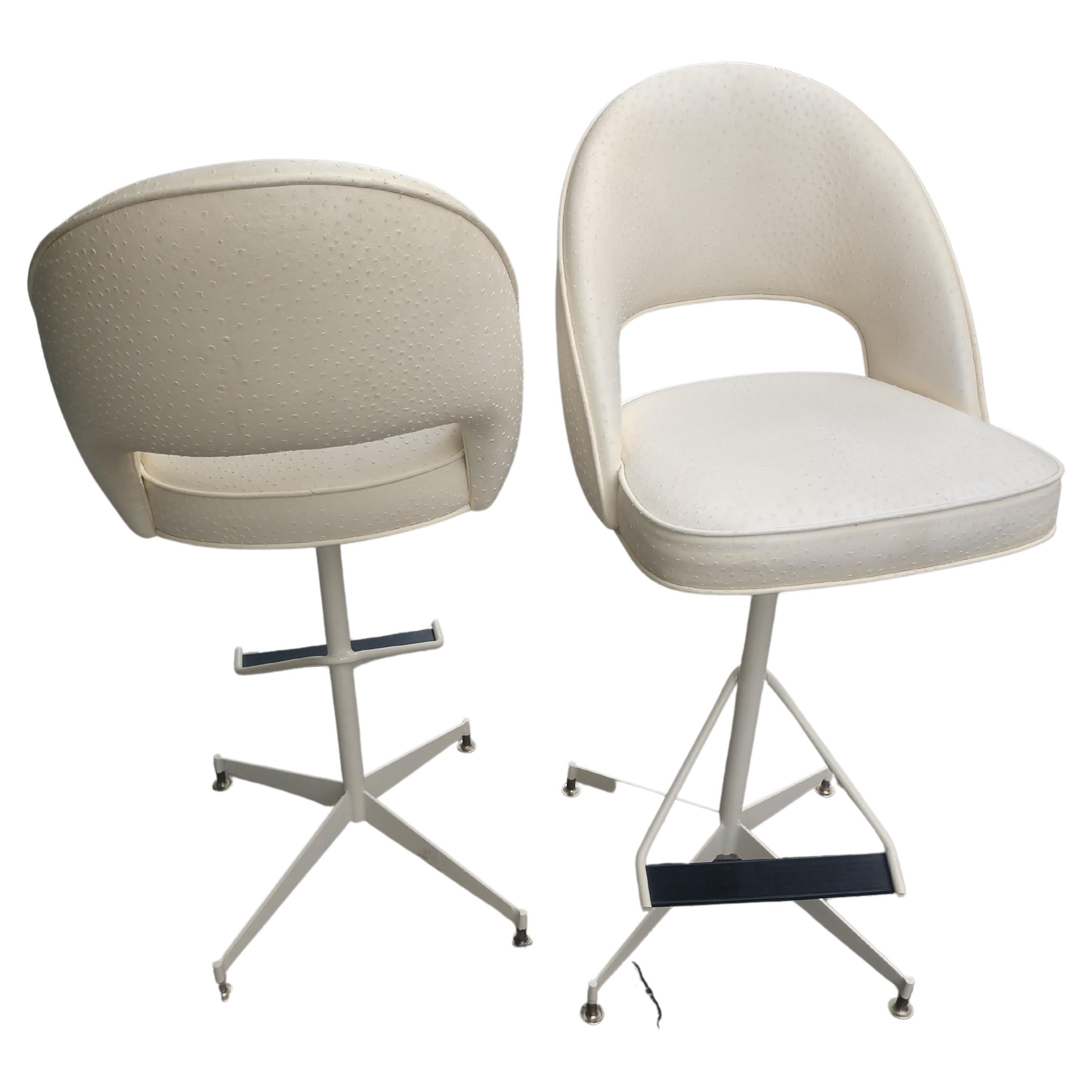 Coppia di sgabelli da bar girevoli in finto struzzo del Mid Century Modern