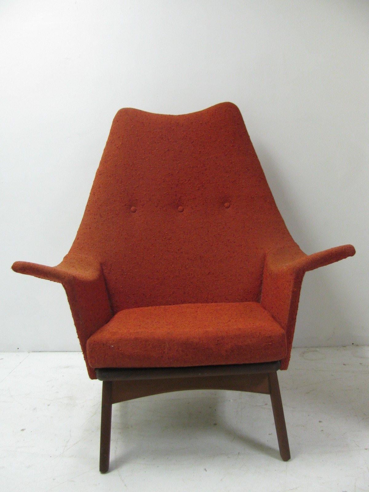 Favoloso modulo creato da Adrian Pearsall. La base e la struttura in noce della sedia sono in ottime condizioni. Il tessuto originale è usurato e sbiadito e necessita di un aggiornamento. Etichettato Craft Associates sul lato inferiore. Sedia ad ala