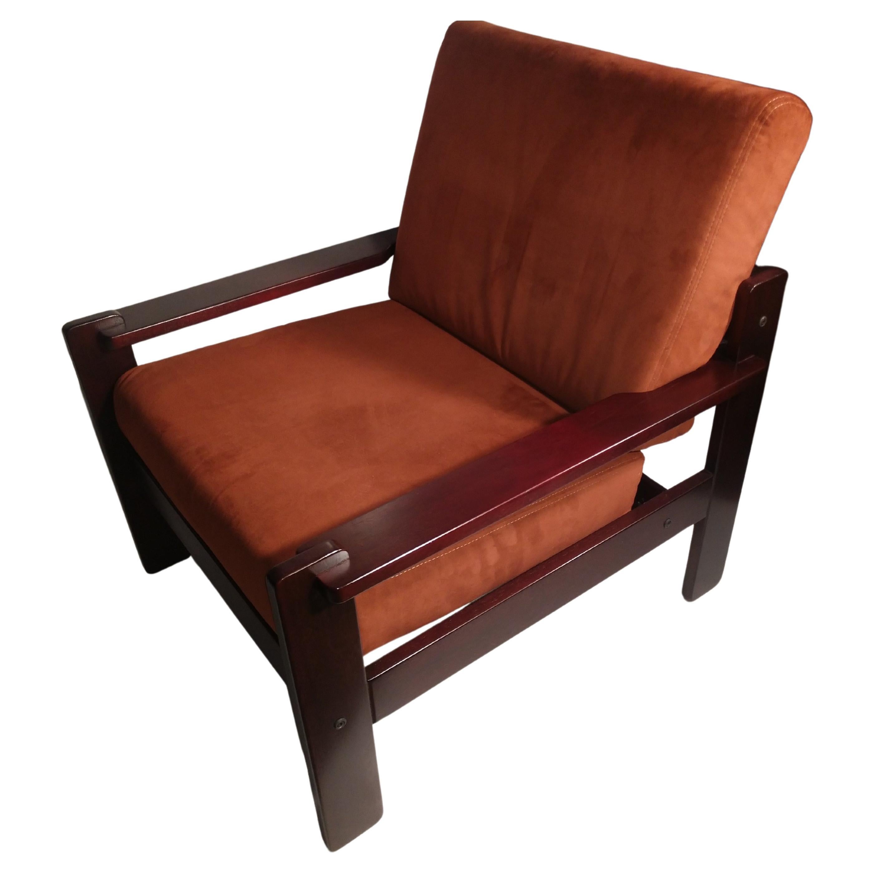 Einfaches und elegantes Paar Mid-Century Modern Lounge Chairs aus Mahagoni, die entweder von Percival Lafer oder im Stil von sind. In ausgezeichnetem Vintage-Zustand mit minimalen Verschleiß, bereit zu gehen Zustand. Eng und robust und so bequem.