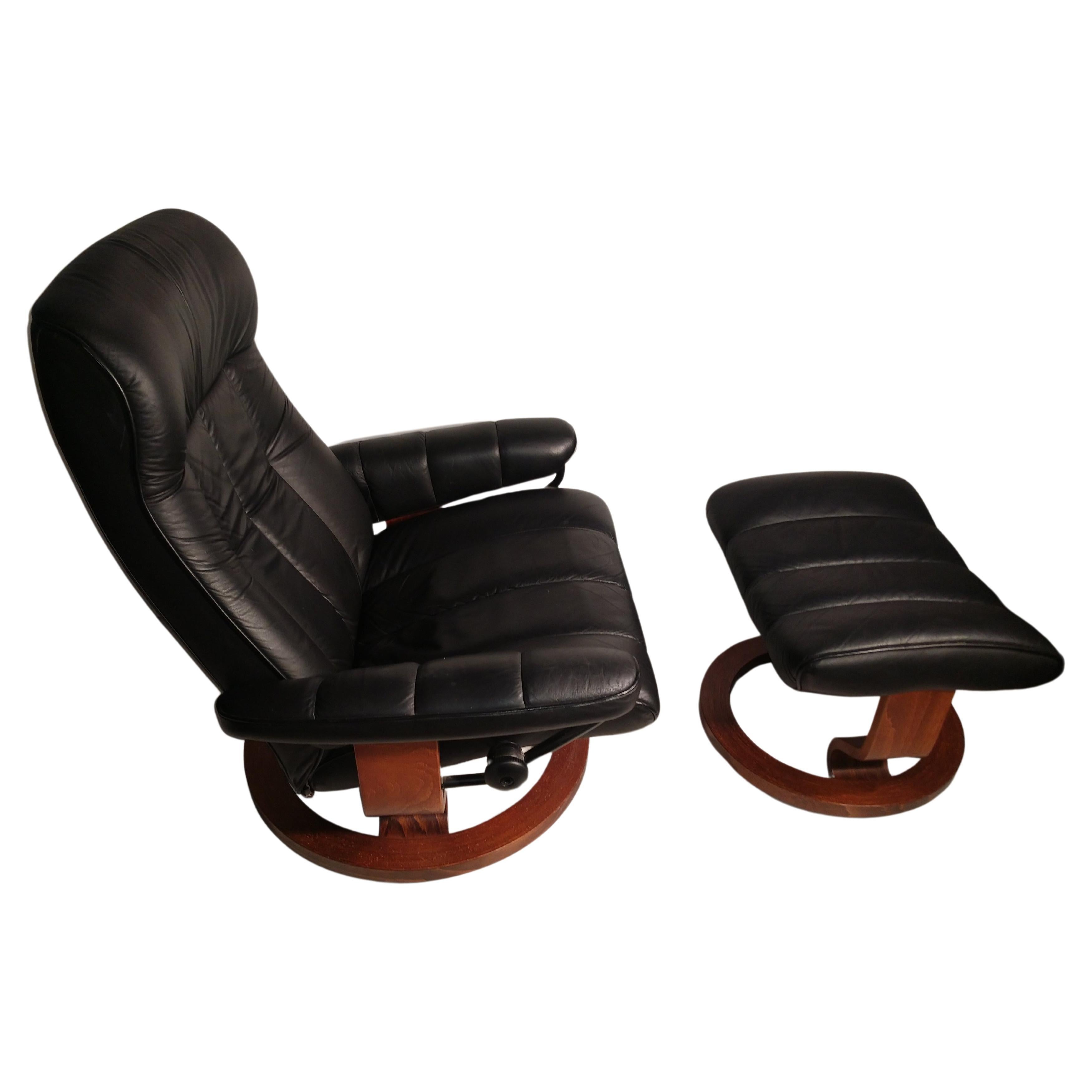 Mid-Century Modern Ekornes Stressless Style Leather Recliner For Sale