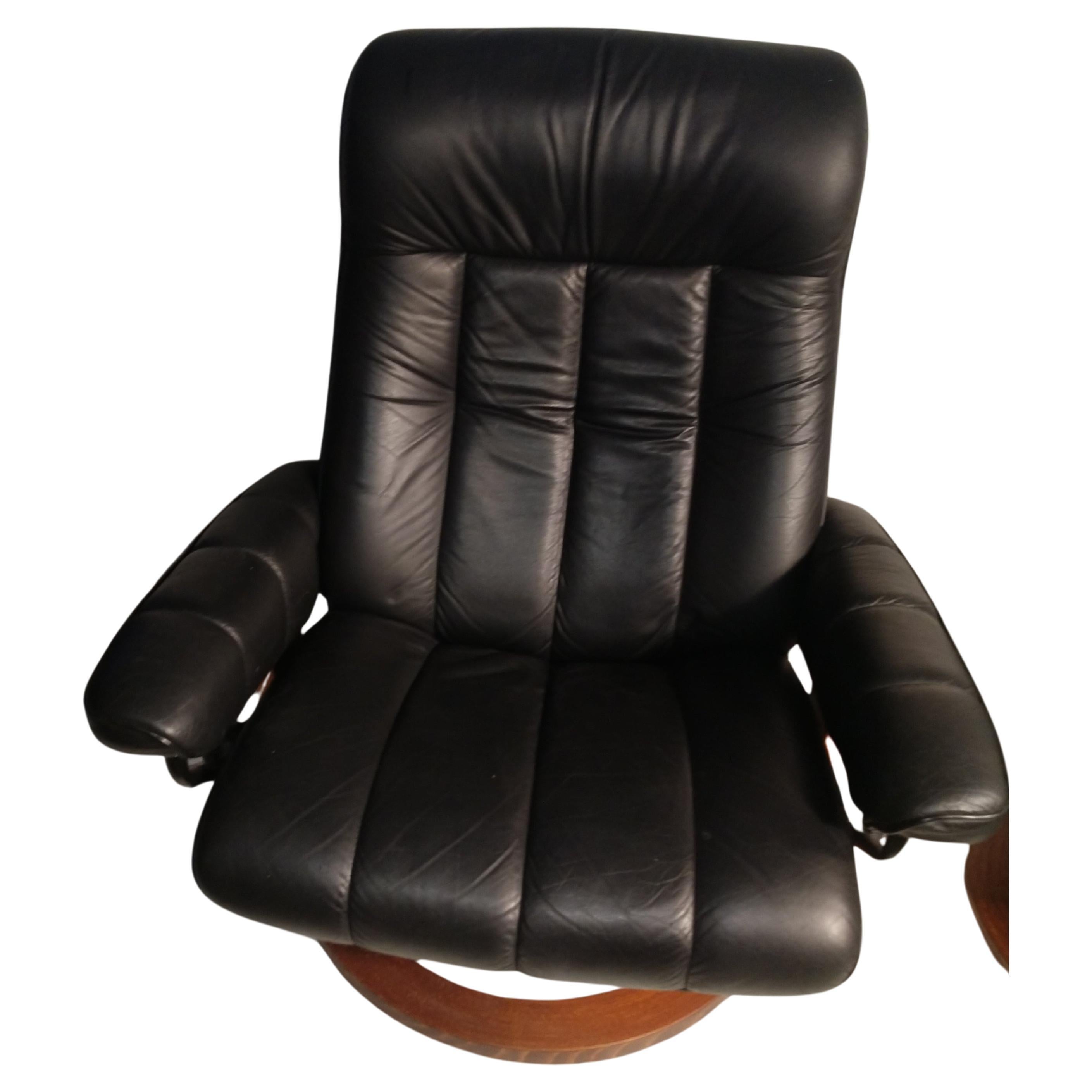 Mid-Century Modern Ekornes Stressless Style Leather Recliner (Moderne der Mitte des Jahrhunderts) im Angebot