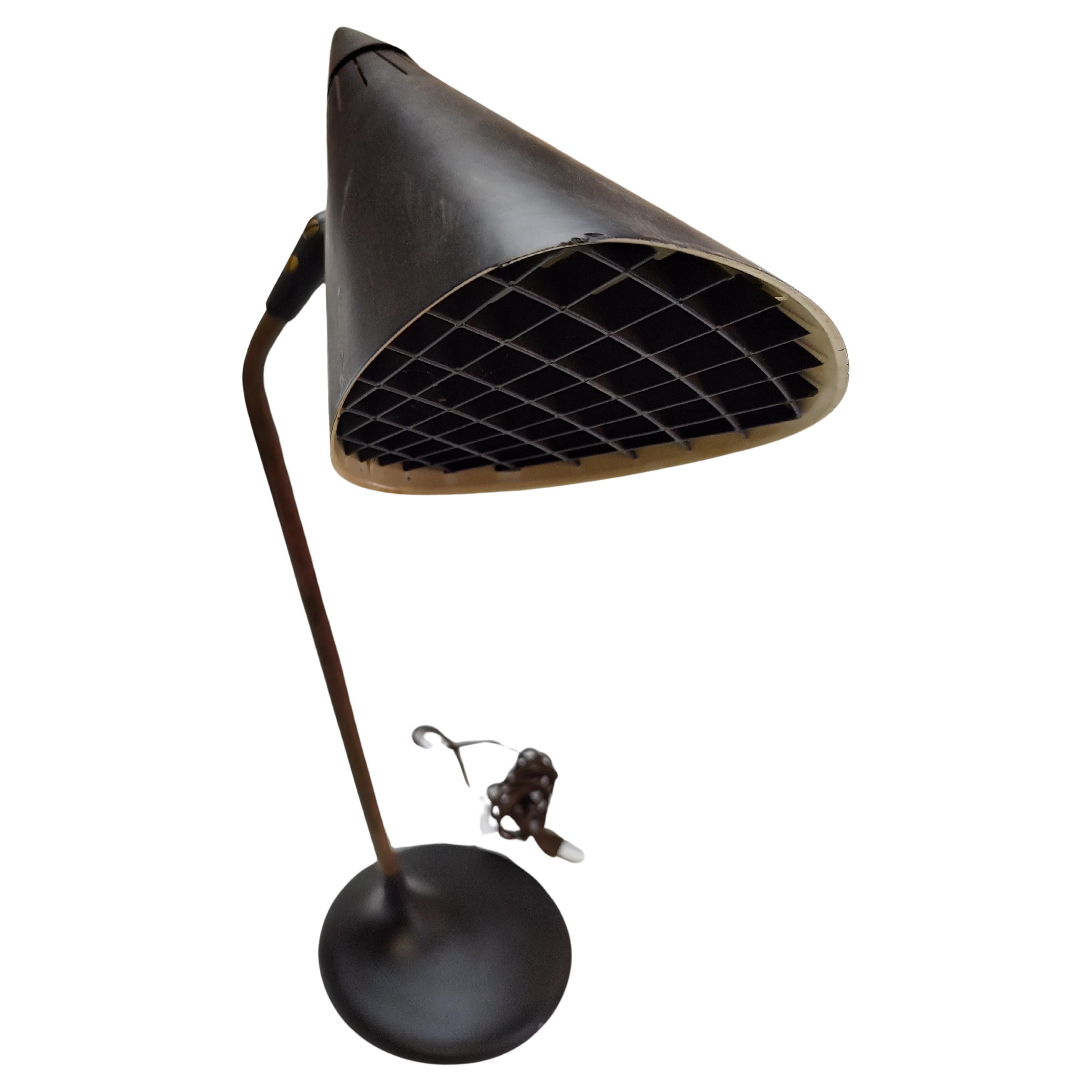 Mid-Century Modern Unique Sculptural Brass & Black Metal Desk Table Lamp In Good Condition For Sale In Port Jervis, NY