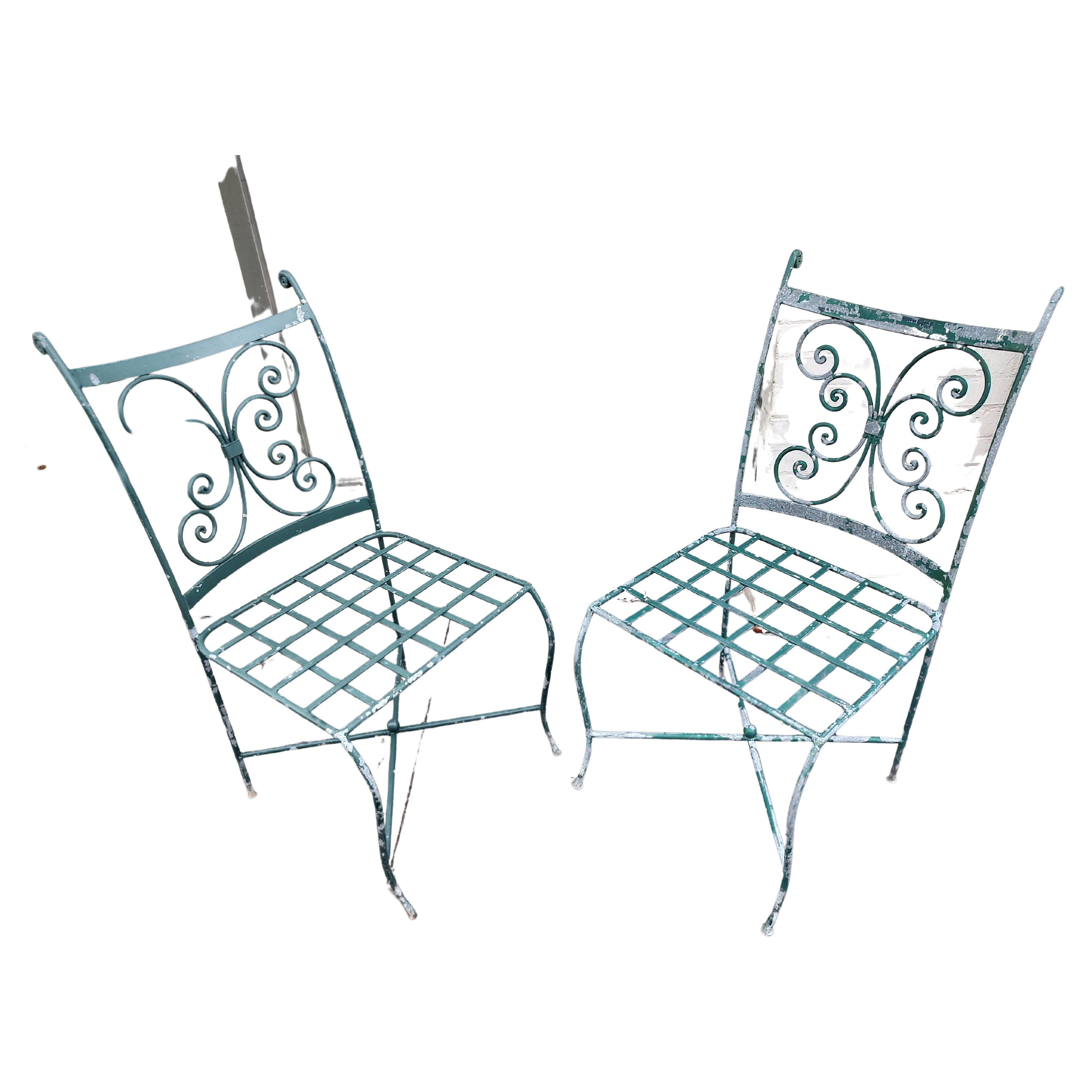 Paire de chaises de jardin d'extérieur en fer français à dossier en volute et recouvertes de zinc