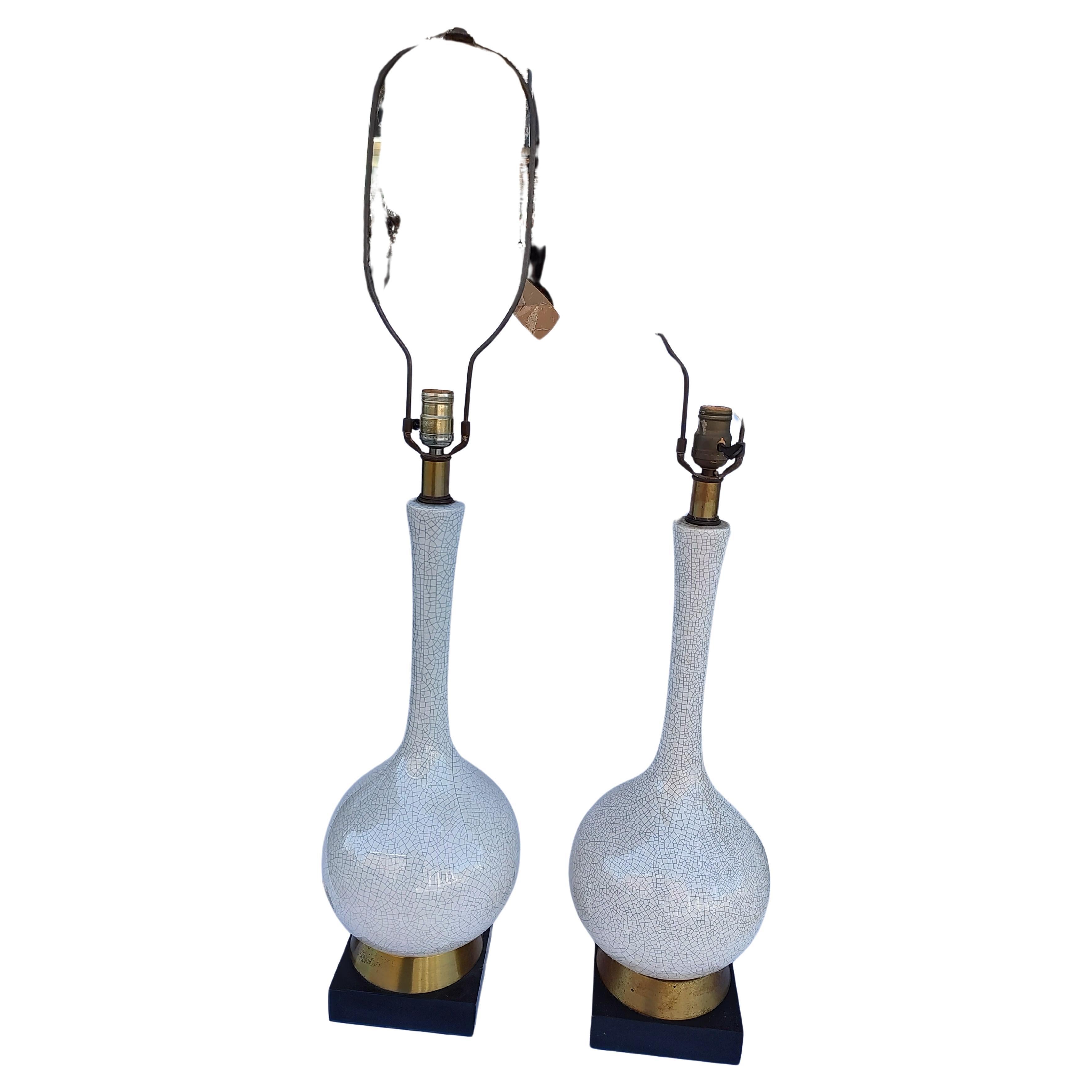 Einfaches und elegantes Paar Mid Century Modern Craquelé-Glasur-Lampen. In ausgezeichnetem Vintage-Zustand mit minimalen Gebrauchsspuren. Die Originalverkabelung ist intakt und in gutem Zustand. Kann als Paket verschickt werden.