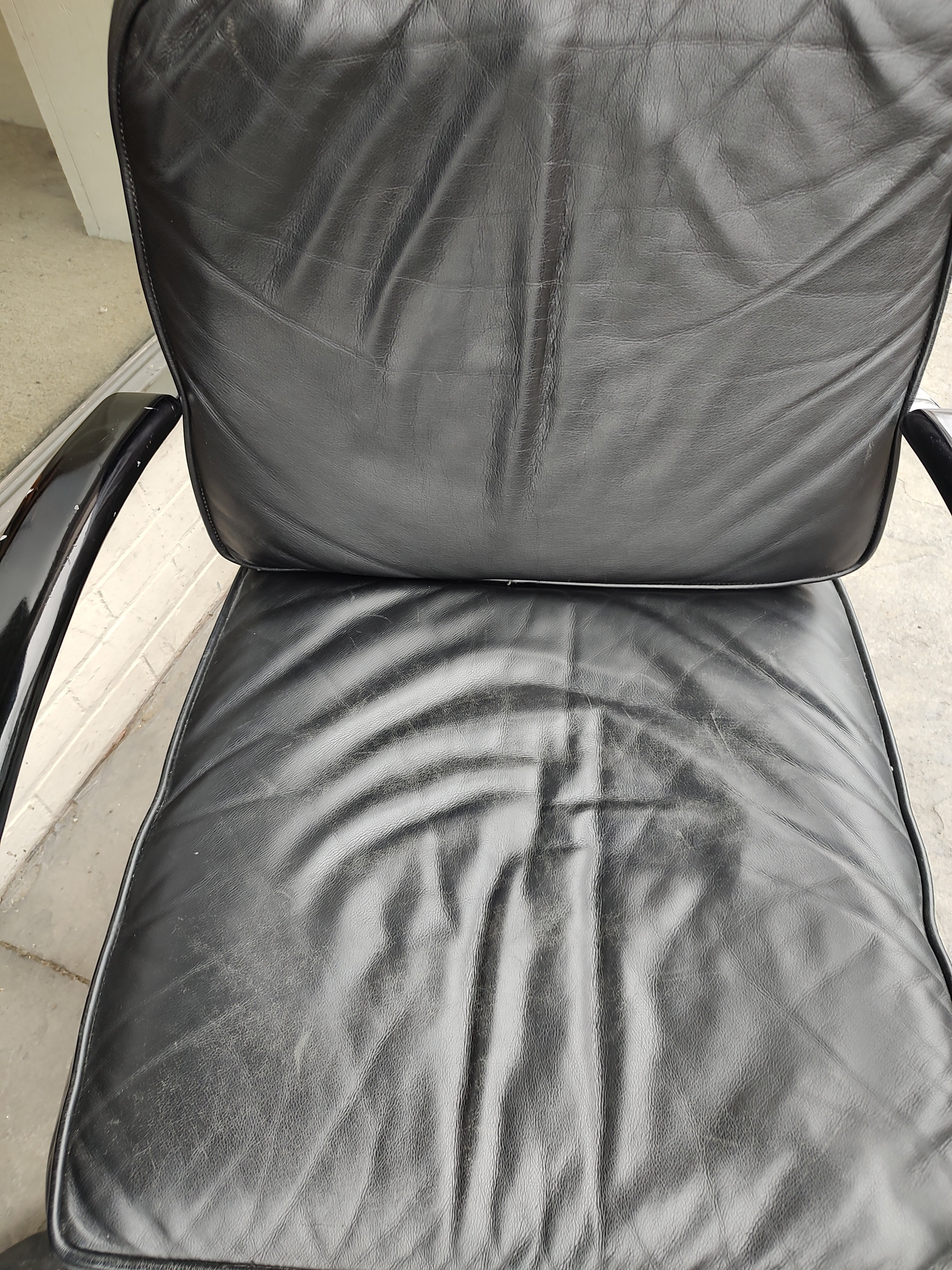 Magnifique chaise longue à ressort chromé de Kem Weber pour Lloyd furniture. En excellent état vintage avec une usure minimale. Les coussins en cuir présentent quelques plis mais pas de fissures ni de déchirures. Le chrome est excellent.