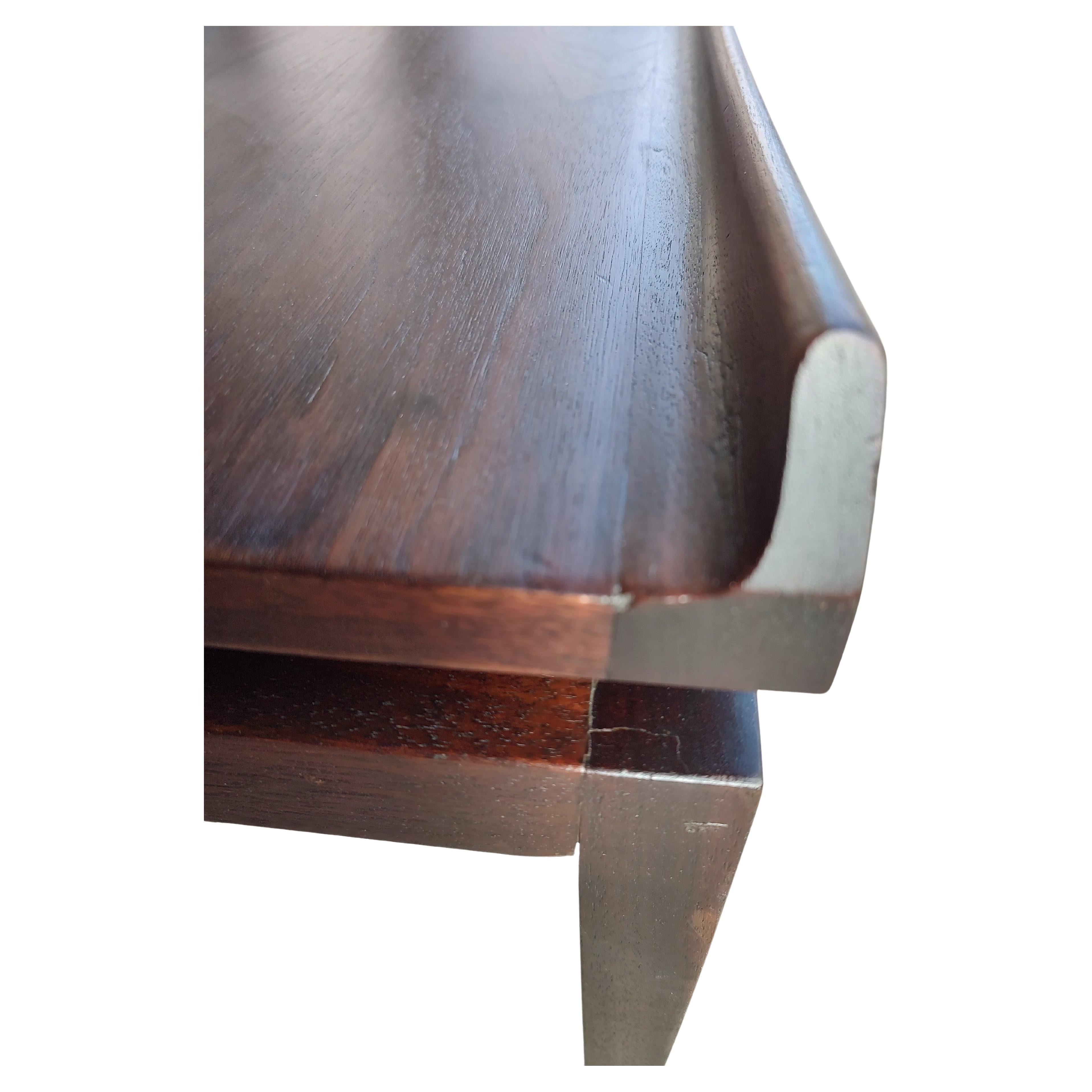 Paar elegante und elegante Nussbaumholz-End-/Cocktailtische von Jens Risom, (verfügbar und einzeln erhältlich), Paar. Die Oberseiten scheinen schwebend zu sein, und die skulpturalen Ränder sind Teil des Risom-Designs. Die Tische wurden aufgearbeitet