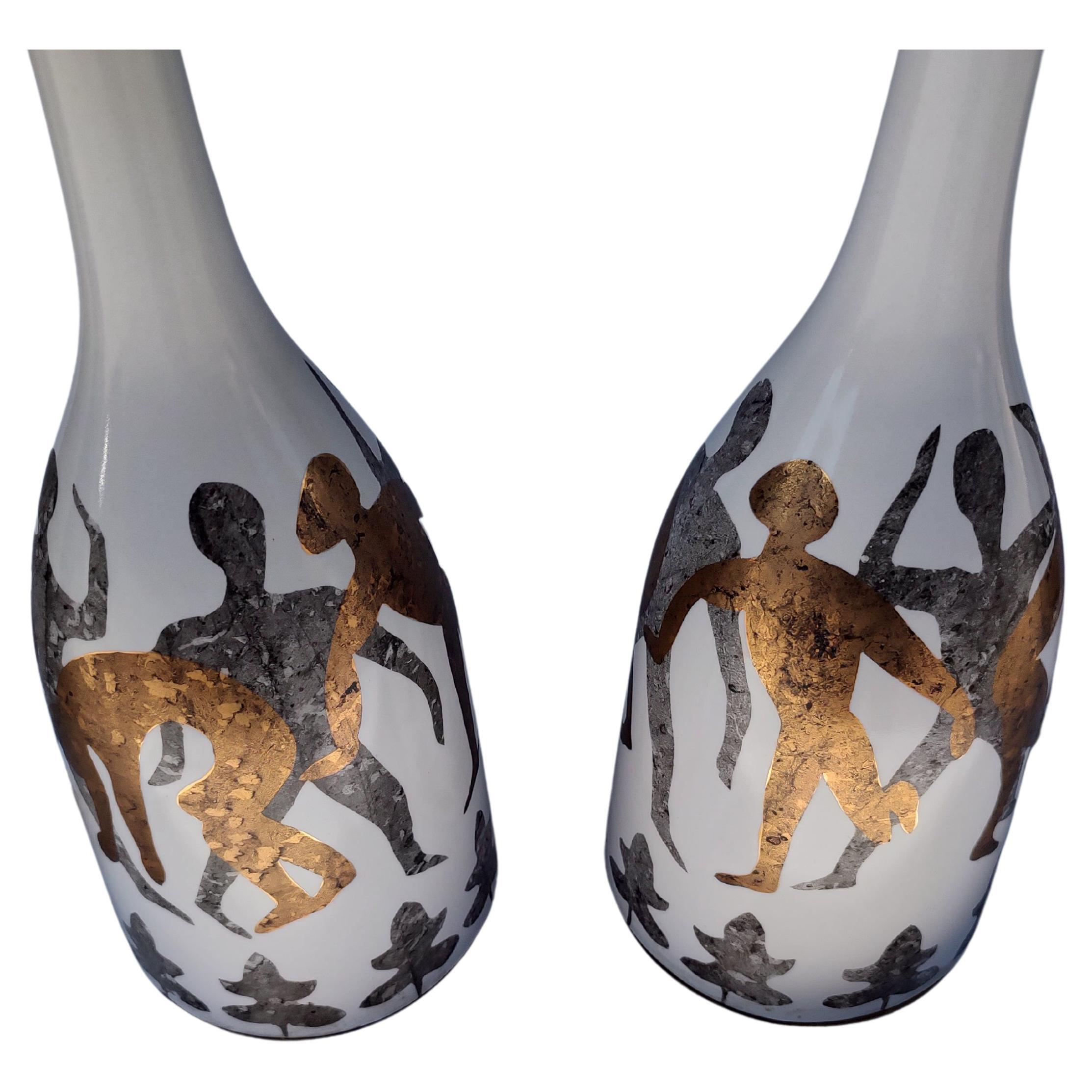 Fait main Paire de lampes de table modernes du milieu du siècle en forme de bouteille avec acrobates figuratifs dorés   en vente