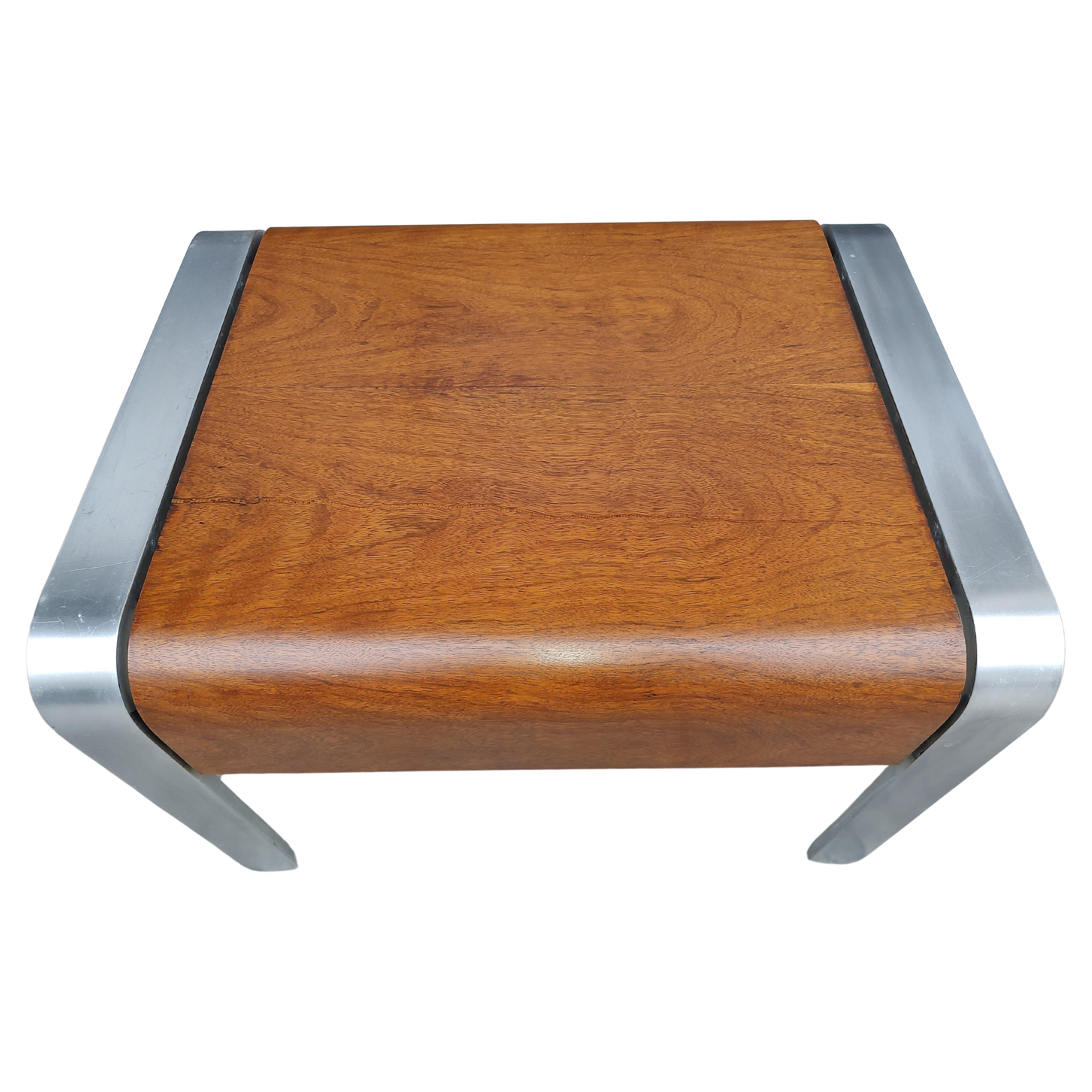 Mid-Century Modern Table d'appoint moderniste en aluminium avec plateau de table en bois courbé exotique en vente