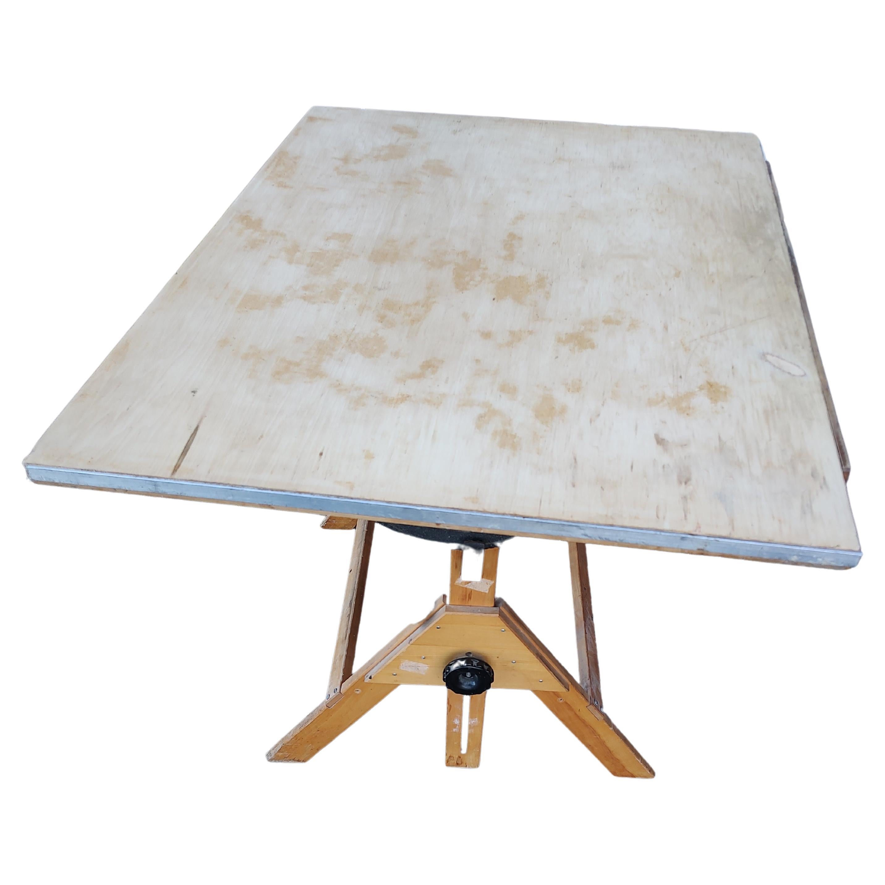 Industriel Table d'art industrielle réglable en érable, vers 1960 en vente