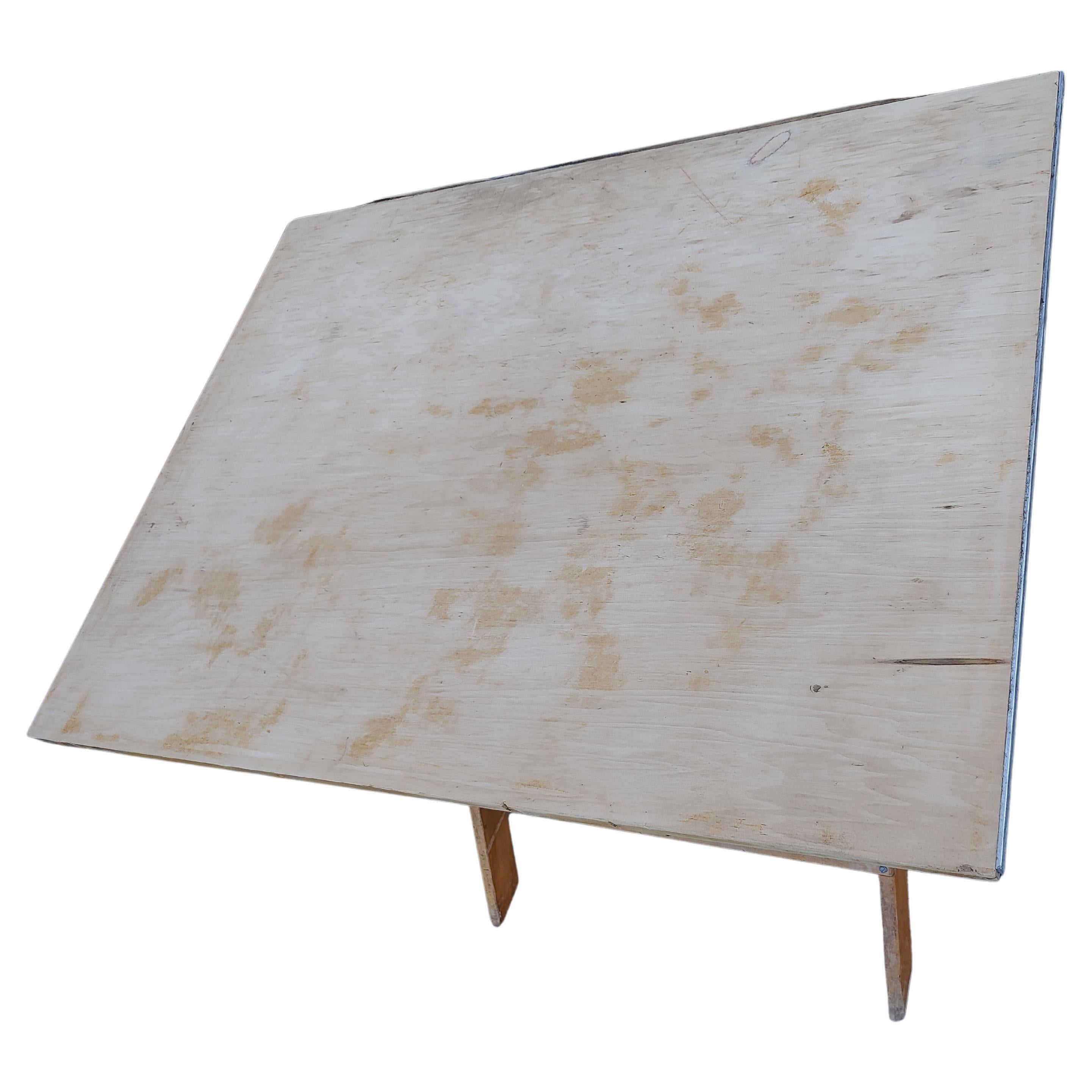 Gut konstruierter Zeichentisch aus Ahornholz aus den sechziger Jahren. Erreicht eine Höhe von 41,5 und einen Tiefstwert von 30,5. Hat eine abgenutzte Stelle auf der Oberfläche, abgebildet, die nicht beeinträchtigt es ist zu verwenden. In