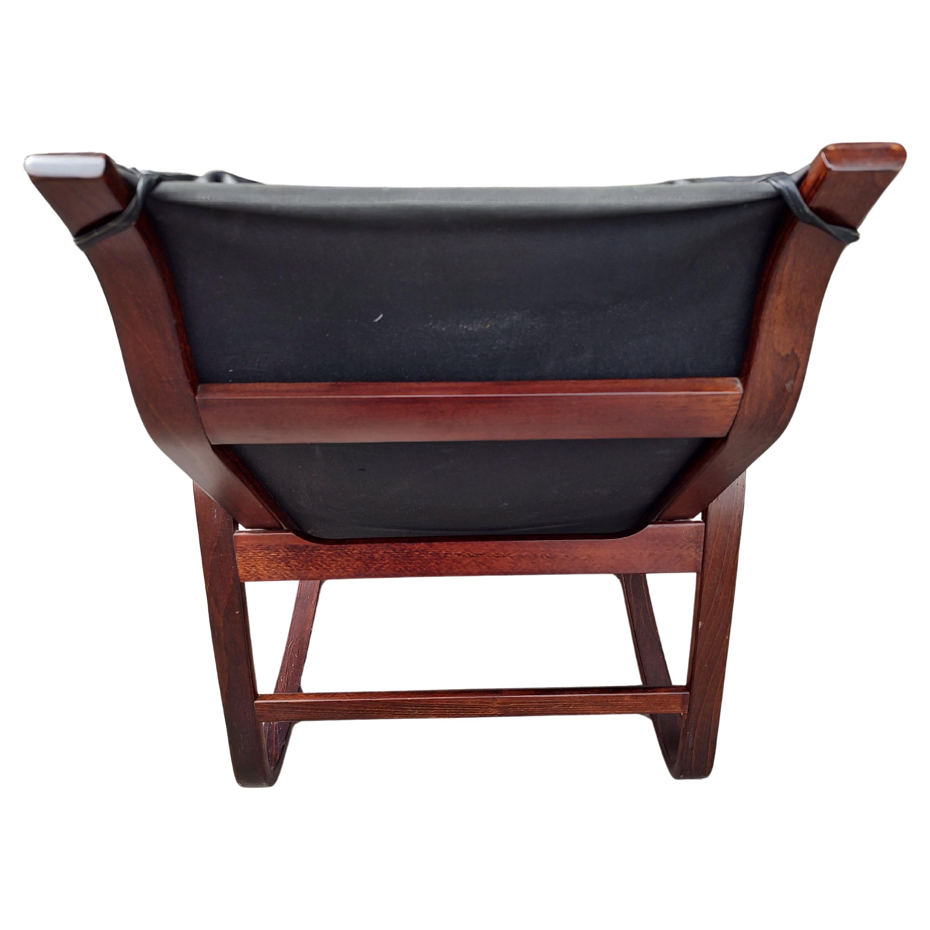 Fabuleux fauteuil à bascule en bois courbé, en bois de rose et cuir noir, par Ingmar Relling pour Westnofa. Très confortable et en excellent état vintage avec une usure minimale.