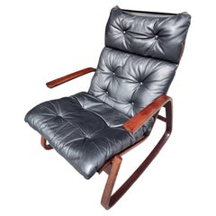 Mid-Century Modern Skulpturaler skandinavischer Rocker Westnofa aus Rosenholz und Leder aus der Mitte des Jahrhunderts