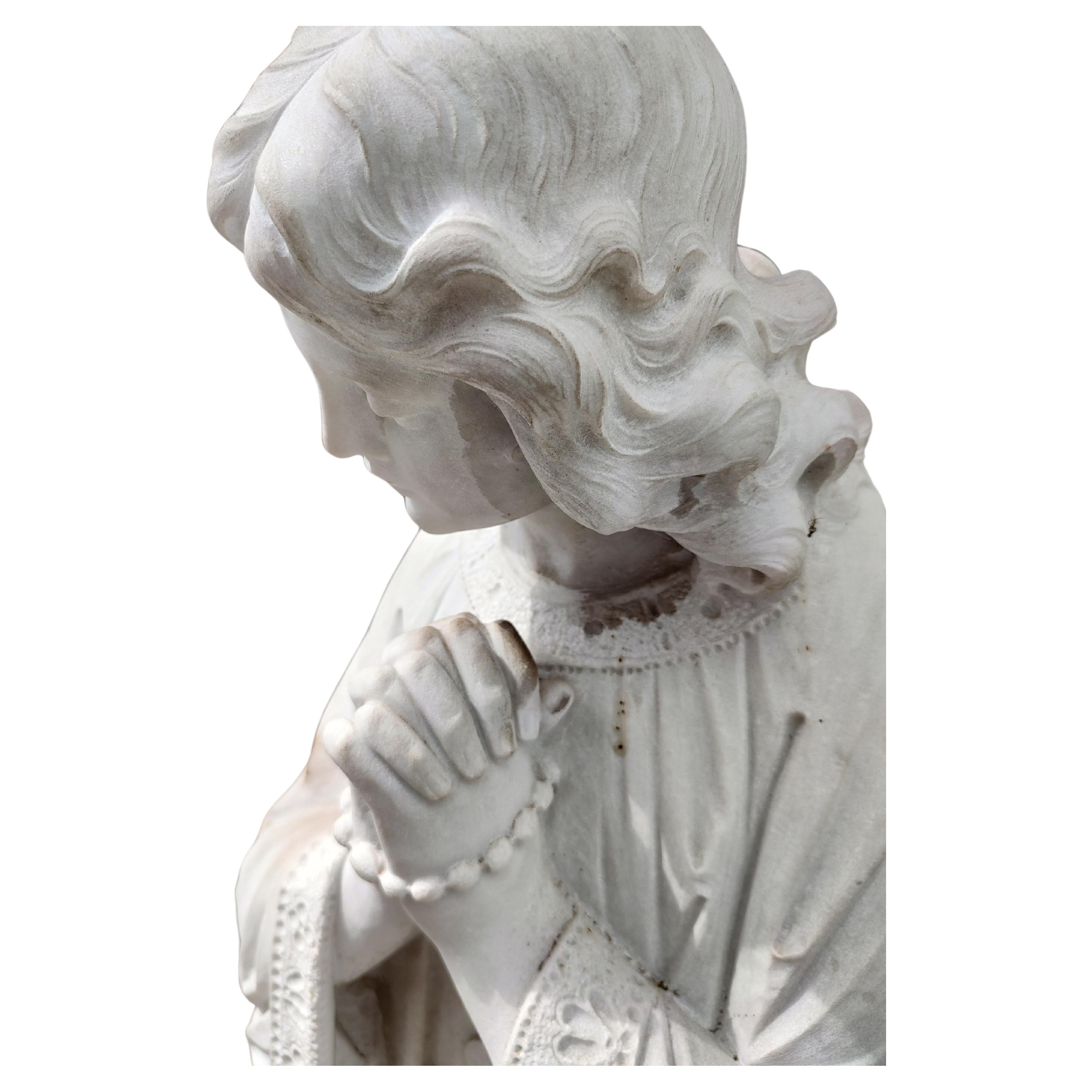 Paire d'anges gardiens priant en marbre de Carrare sculpté à la main du début du 20e siècle en vente 4