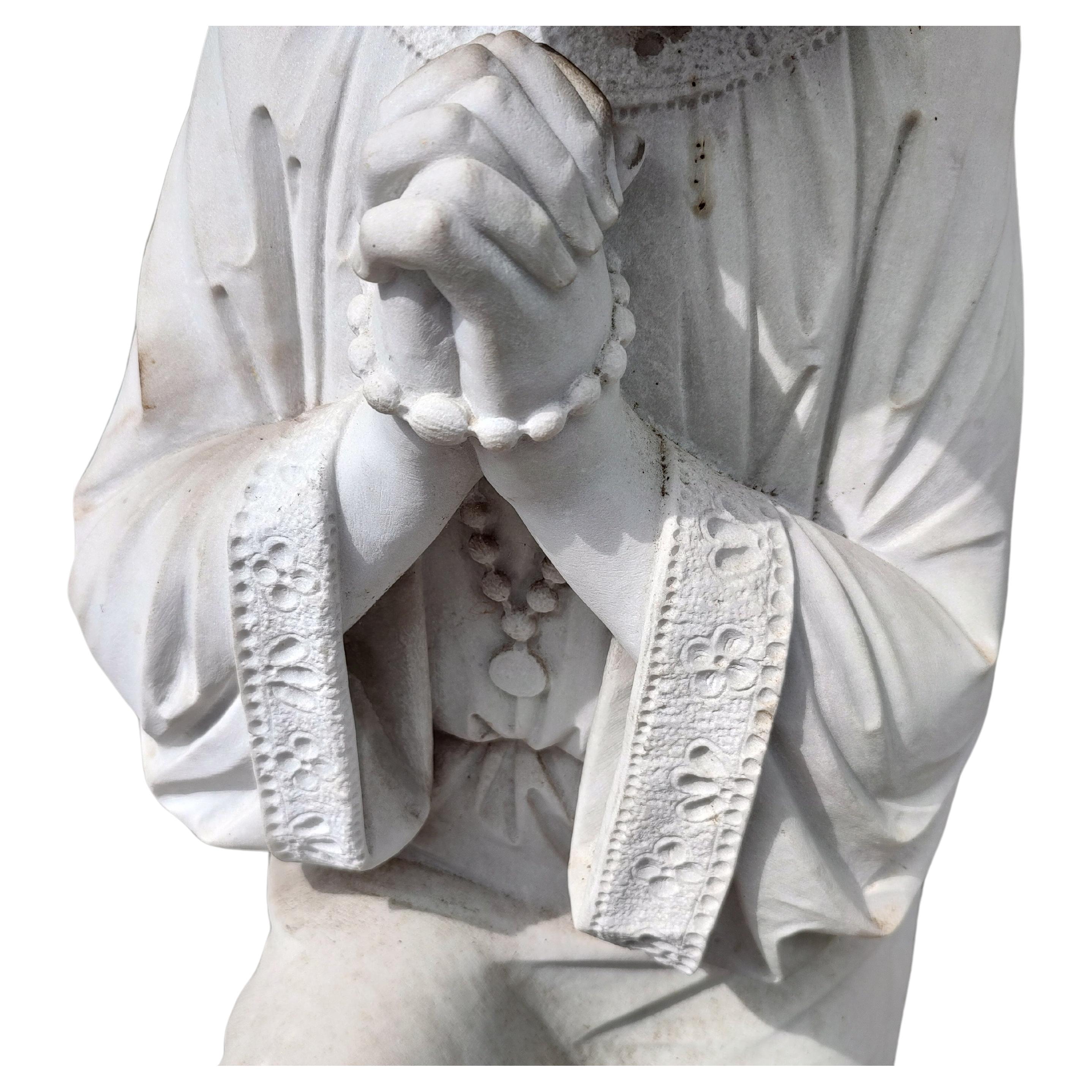 Paire d'anges gardiens priant en marbre de Carrare sculpté à la main du début du 20e siècle en vente 3