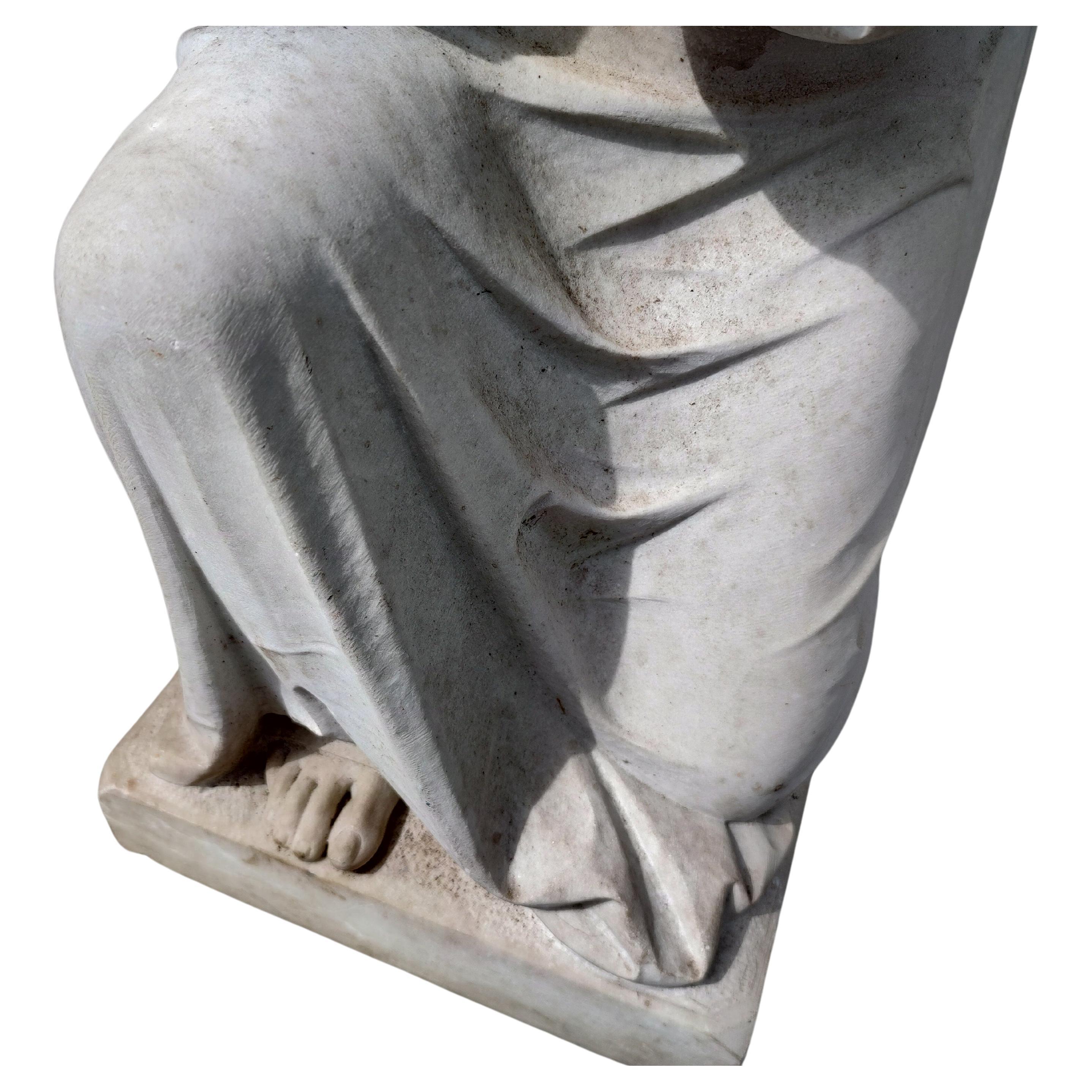 Paar handgeschnitzte Guardian Angels aus Carrara-Marmor aus dem frühen 20. Jahrhundert im Angebot 3