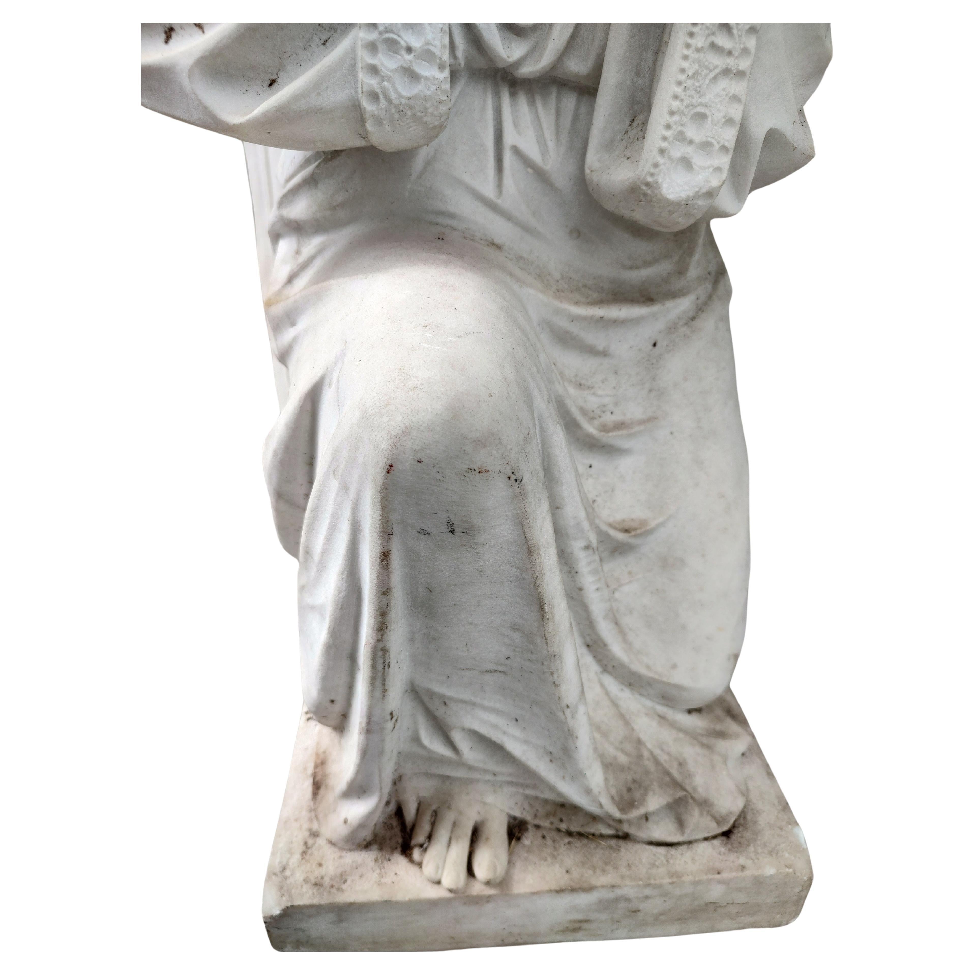 Romain classique Paire d'anges gardiens priant en marbre de Carrare sculpté à la main du début du 20e siècle en vente