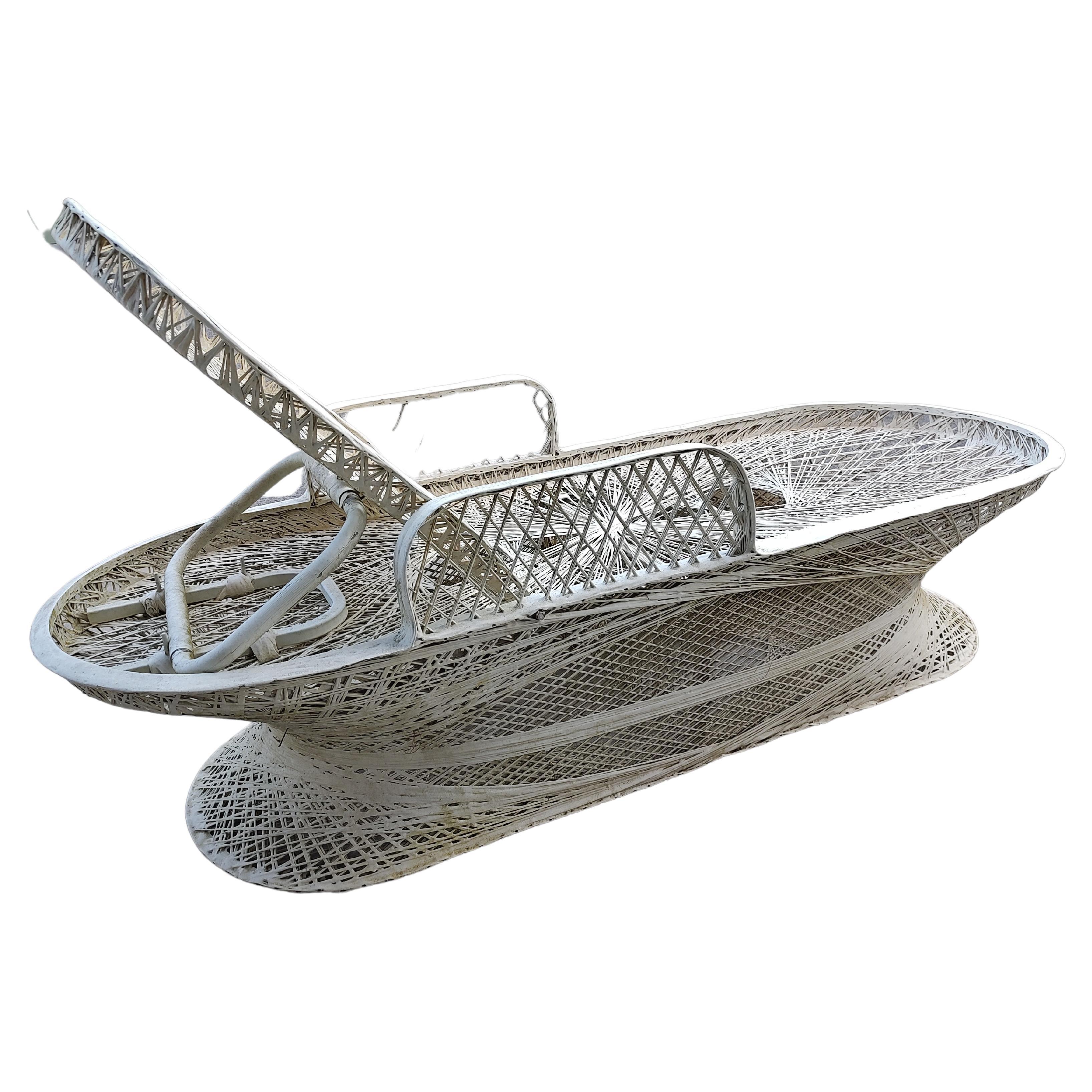 Americano Mid Century Modern Sculptural Spun Fiberglass Chaise Lounge by Russell Woodard in vendita