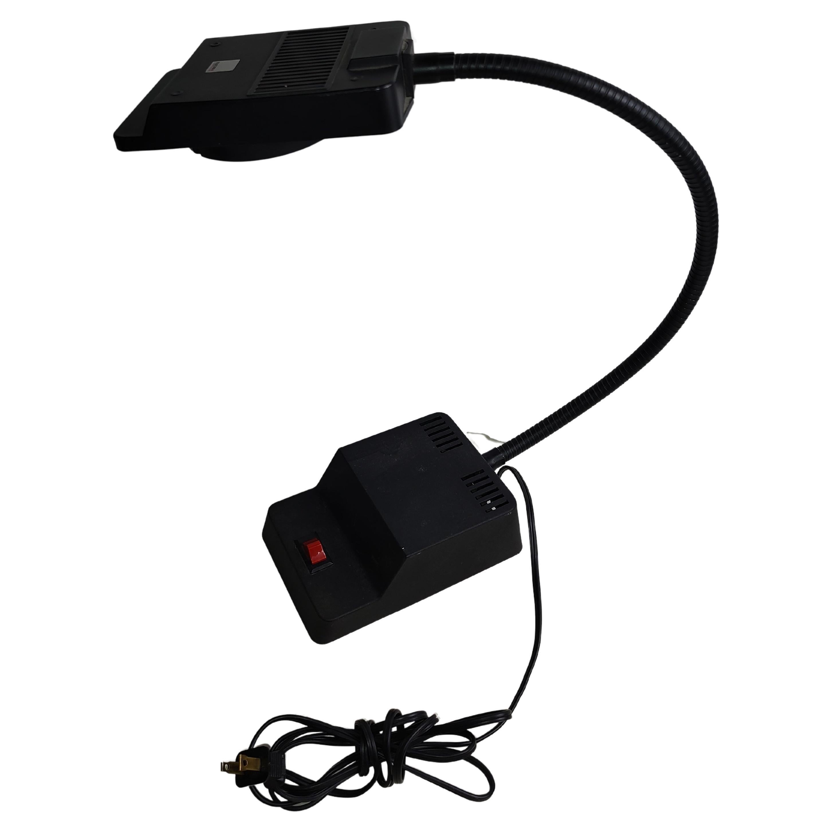 Lámpara de escritorio postmoderna de cuello de cisne totalmente flexible de Electrix