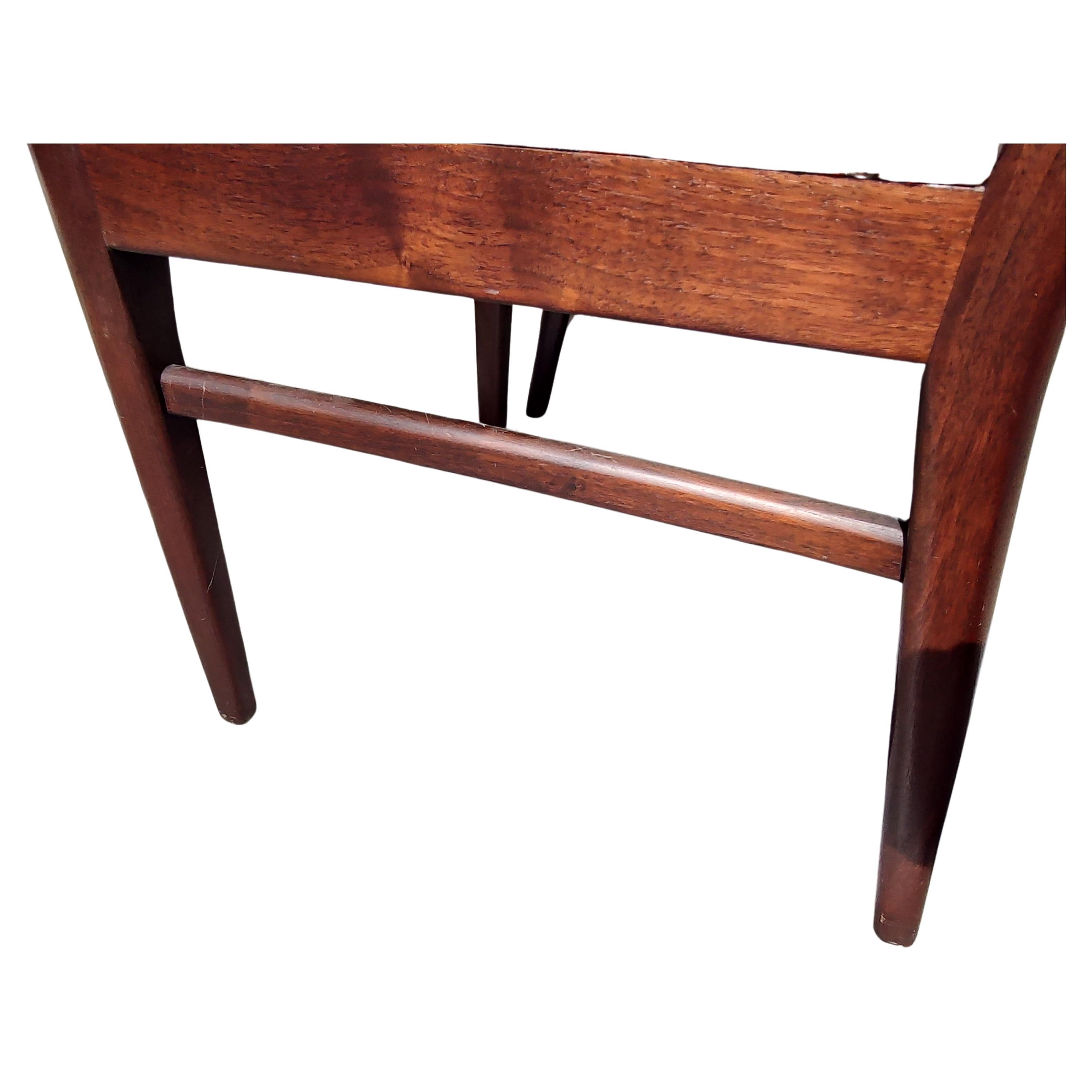Fabuleux ensemble de 4 chaises de salle à manger en noyer avec tissu Jack Lenor Larsen. Le tissu est usé sur le bord avant du 3. Sinon, bon état vintage. Le noyer est presque parfait avec des éraflures mineures.