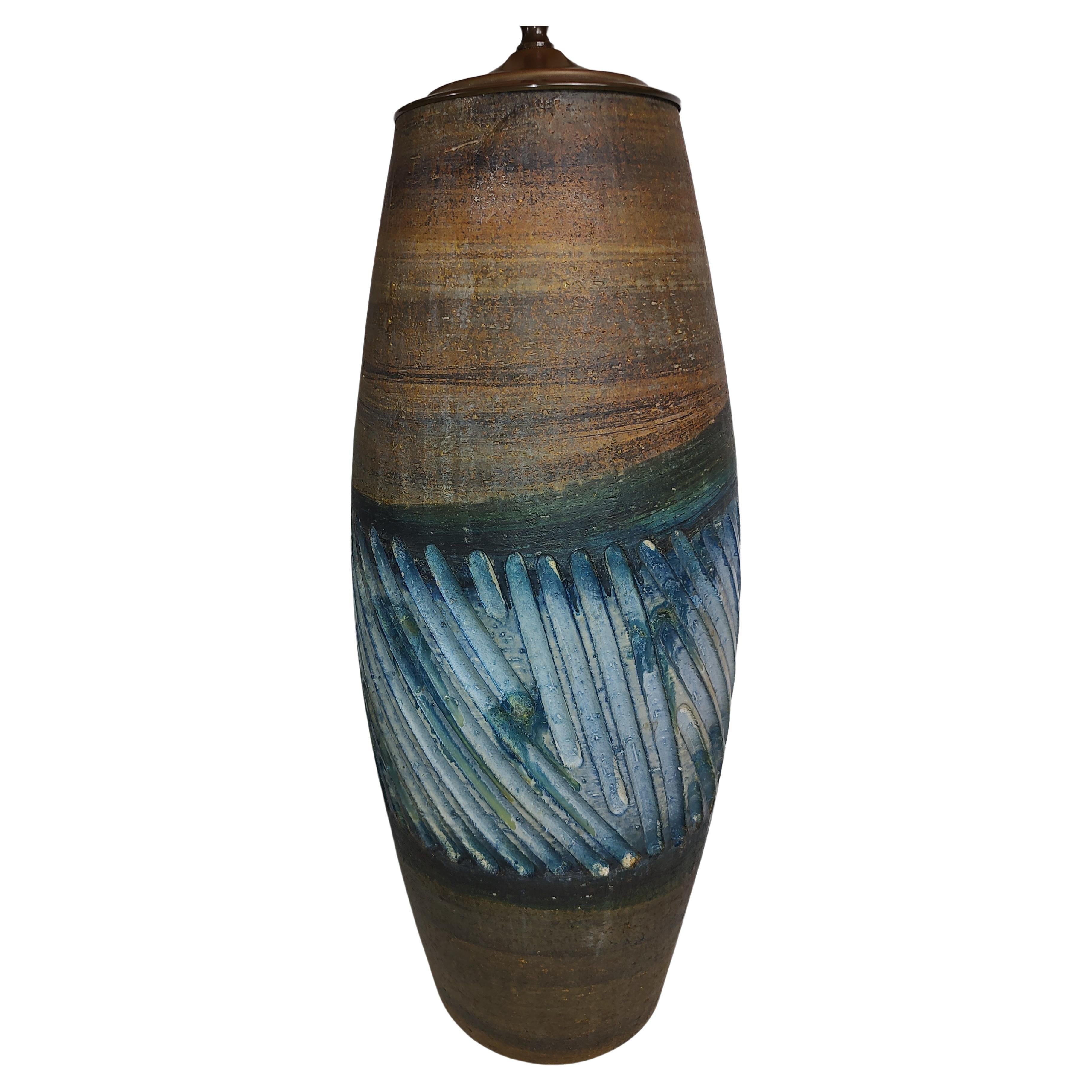Brossé The Moderns Large Sculptural Hand Thrown Pottery Table Lamp (lampe de table) en vente