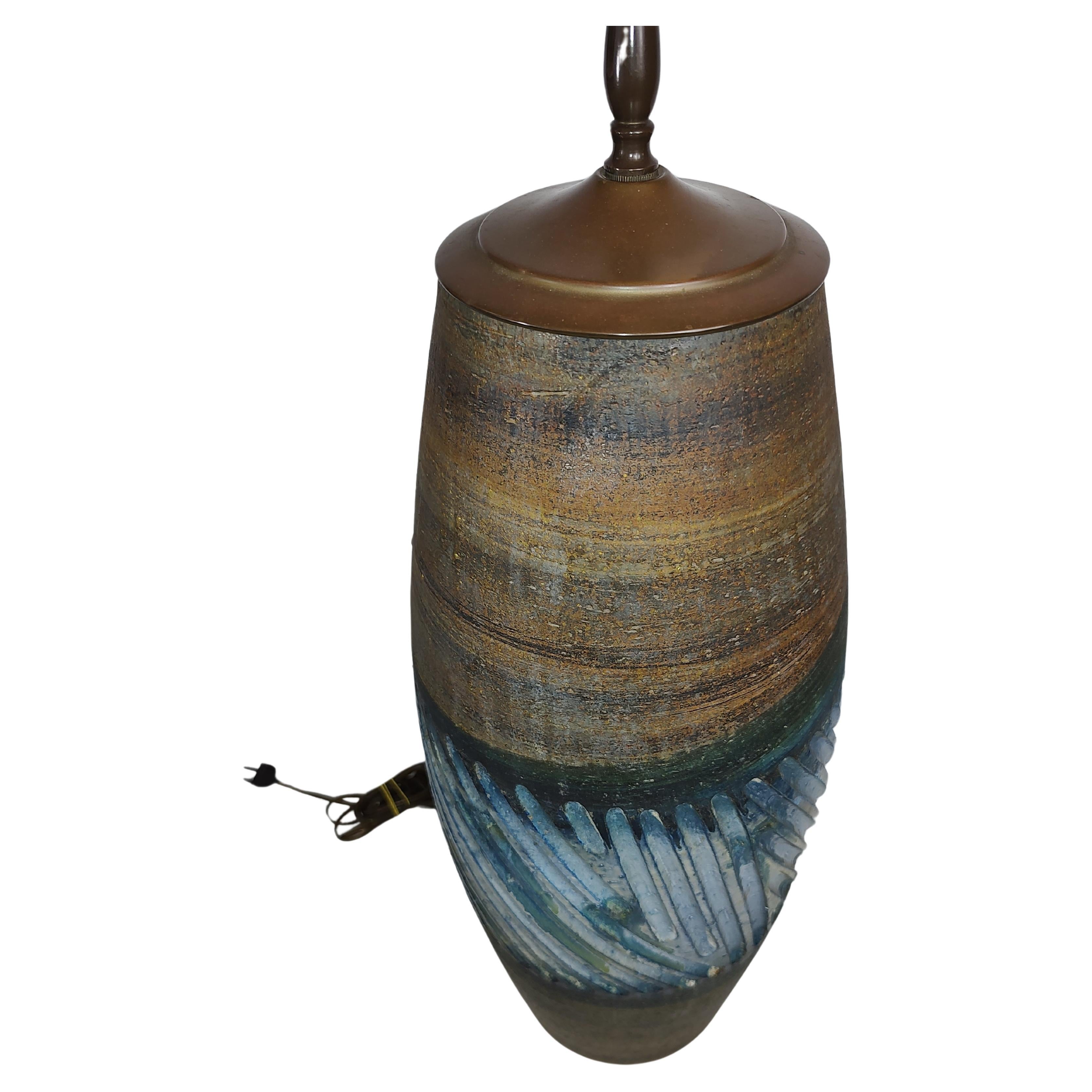 Elégante et grande lampe de table en poterie artisanale, attribuée à Fantoni. 41,5 au sommet de l'abat-jour, 31 au sommet de la douille. 9 pouces au point le plus large. En excellent état vintage avec une usure minimale. Peut être envoyé par colis